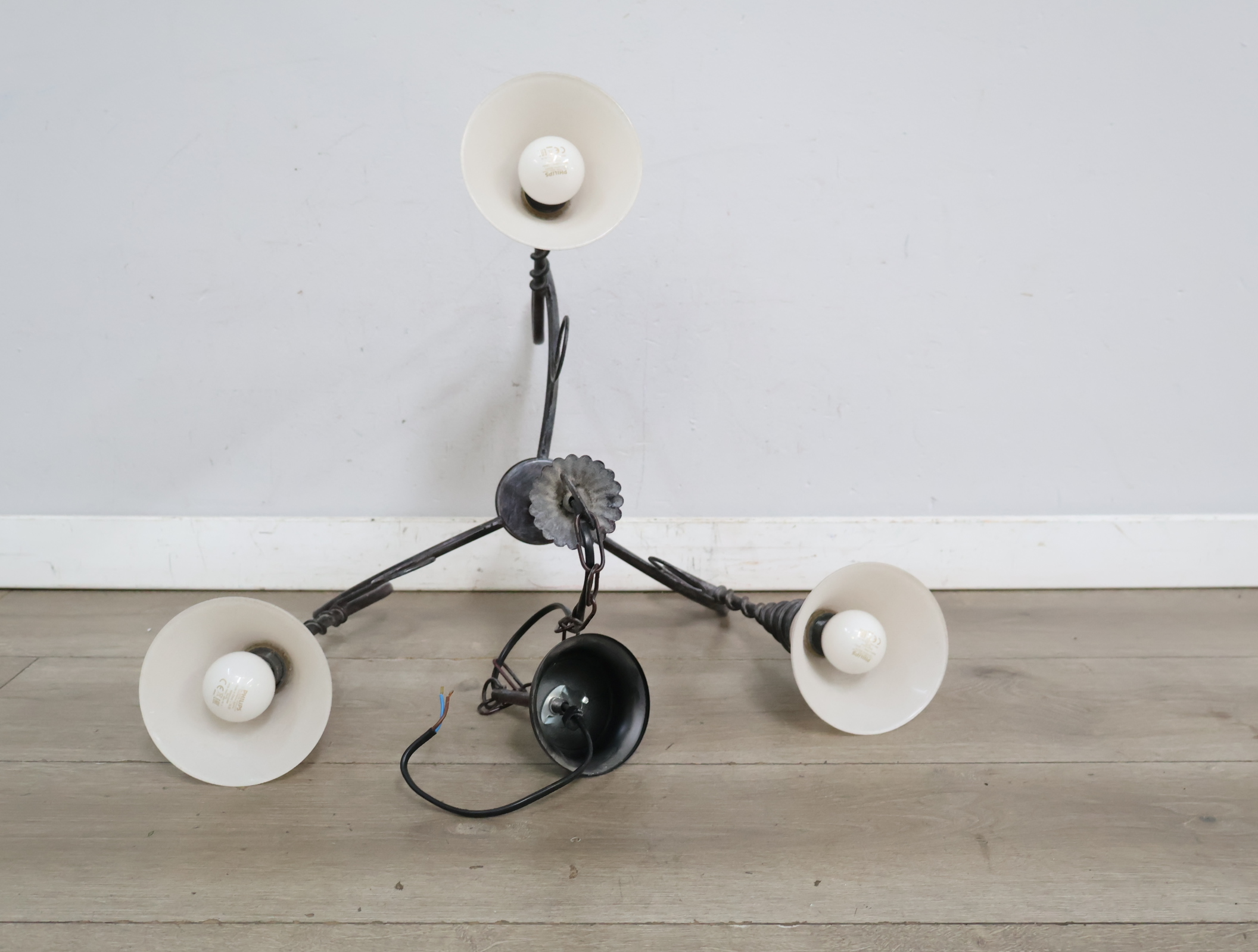 Driearmige hanglamp met glazen kap'' – foto 10 – kavel bij GSD Auctions, Zoeterwoude