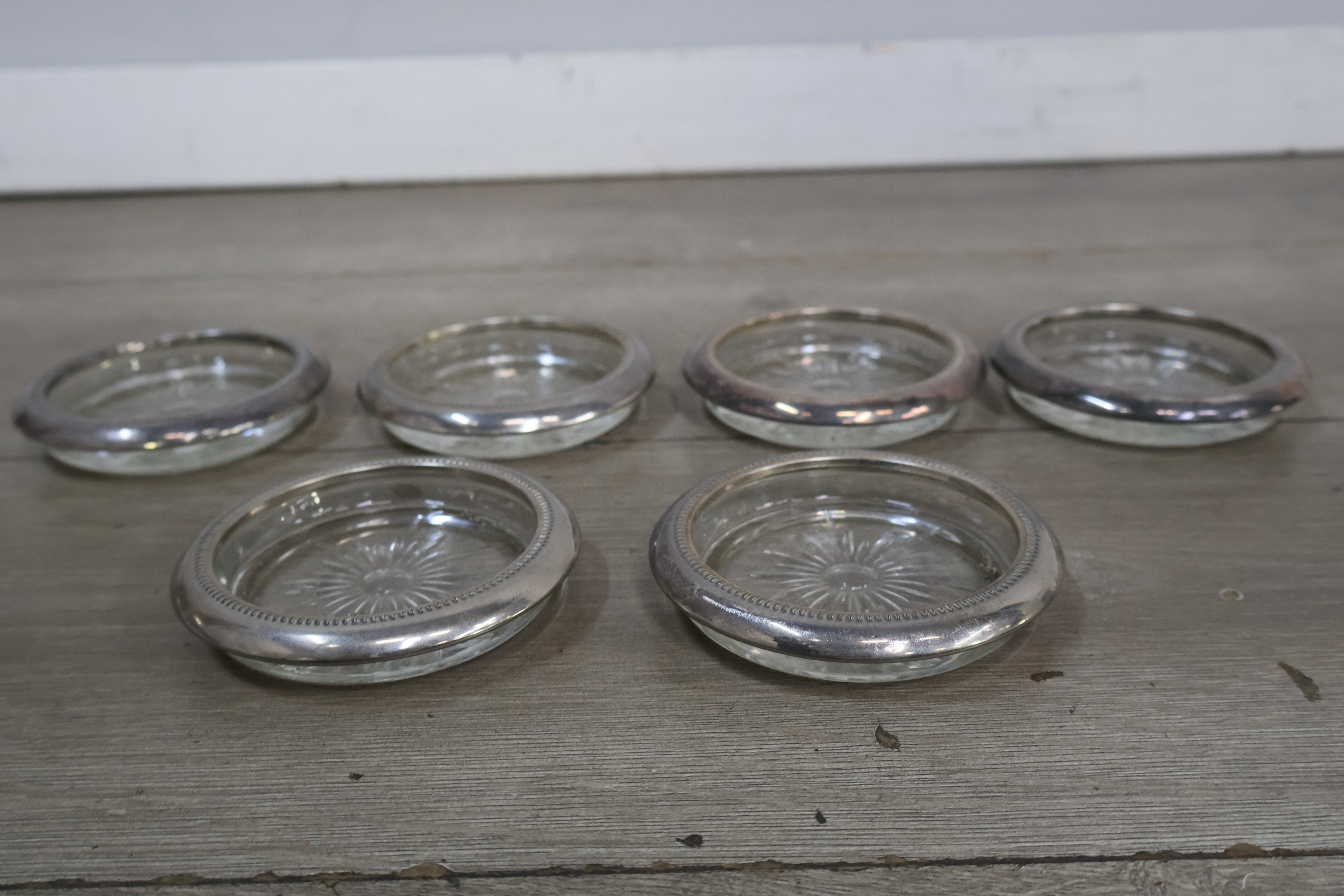 Zes Kristallen onderzetters met metalen rand'' – foto 5 – kavel bij GSD Auctions, Zoeterwoude