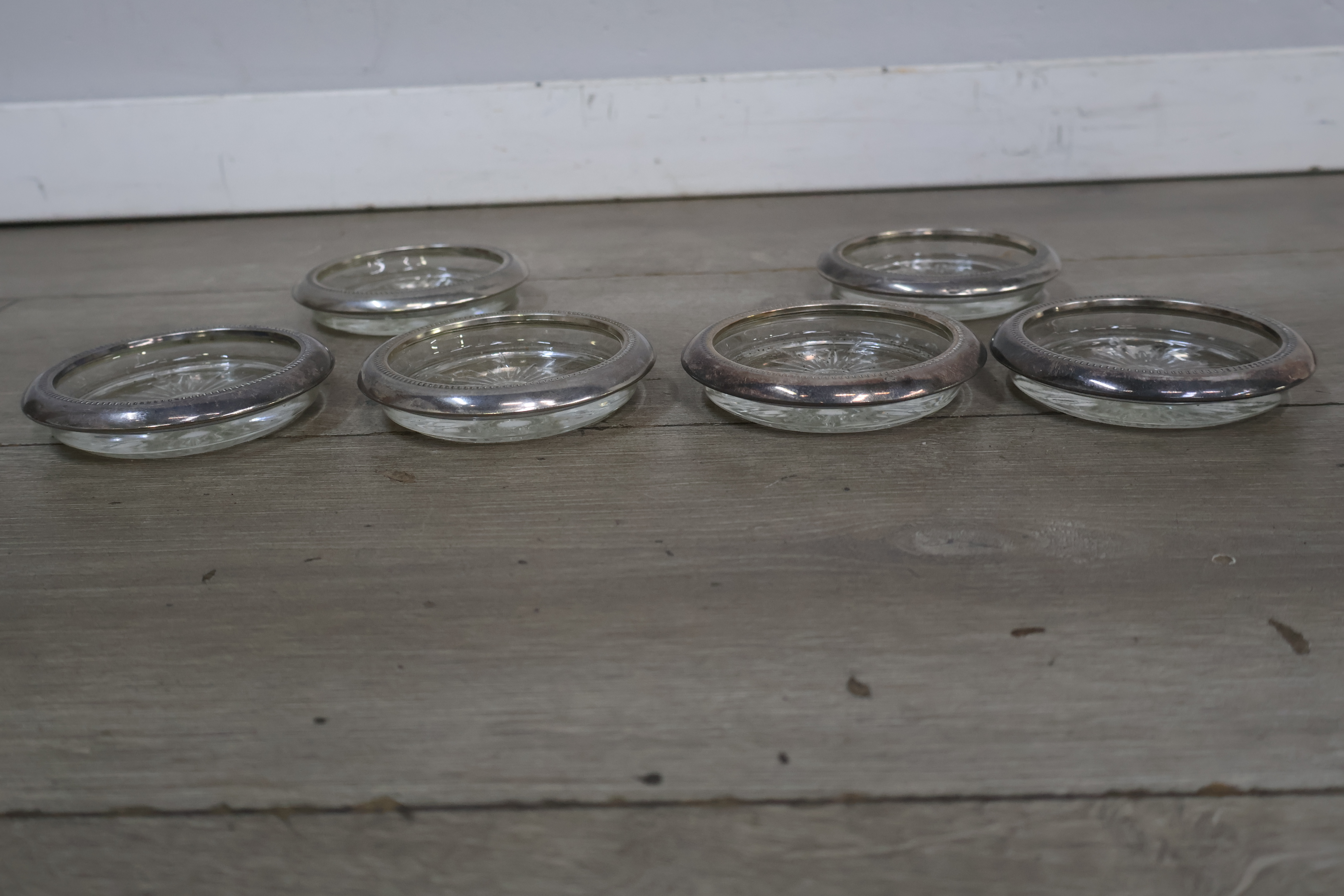 Zes Kristallen onderzetters met metalen rand'' – foto 6 – kavel bij GSD Auctions, Zoeterwoude