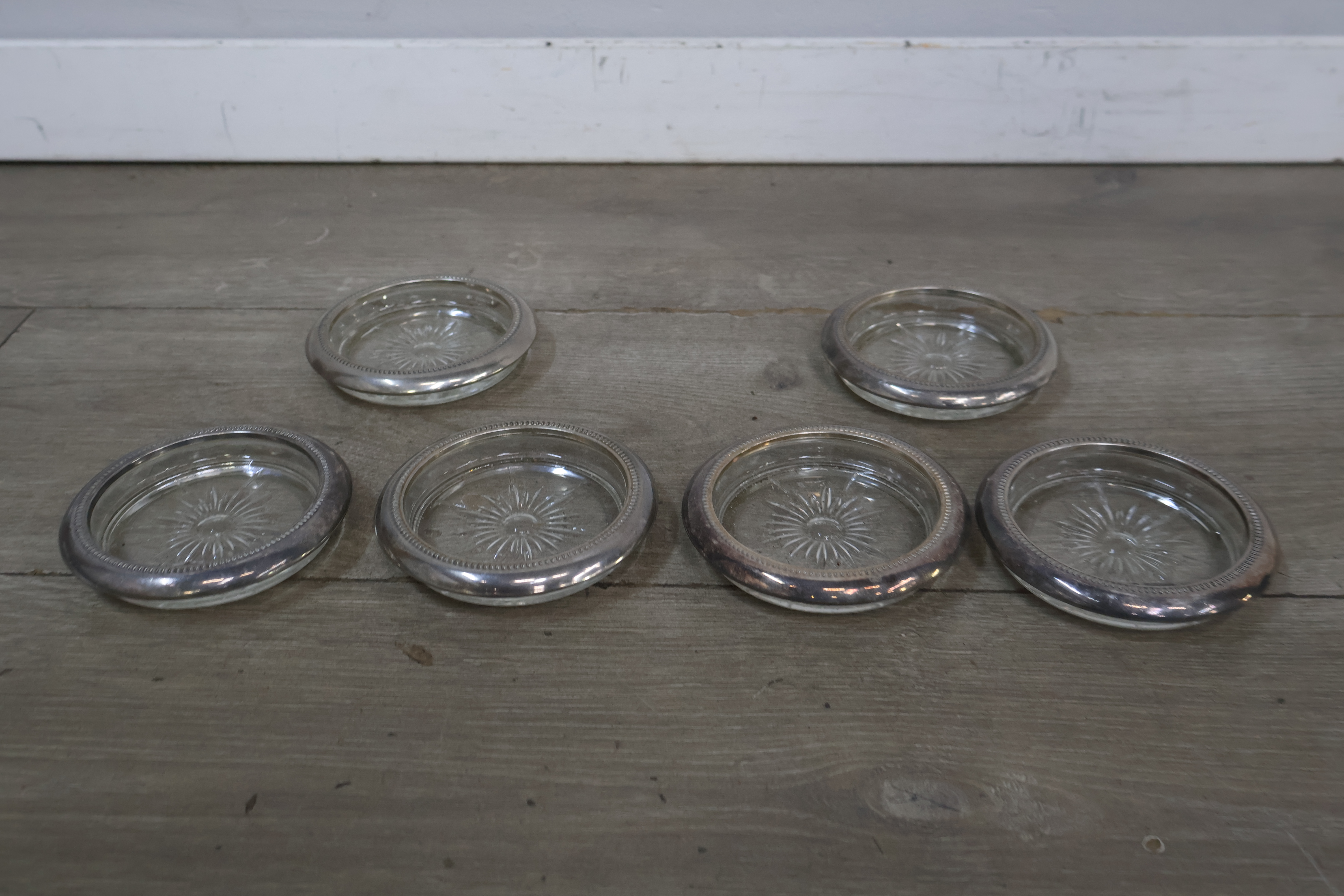 Zes Kristallen onderzetters met metalen rand'' – foto 7 – kavel bij GSD Auctions, Zoeterwoude