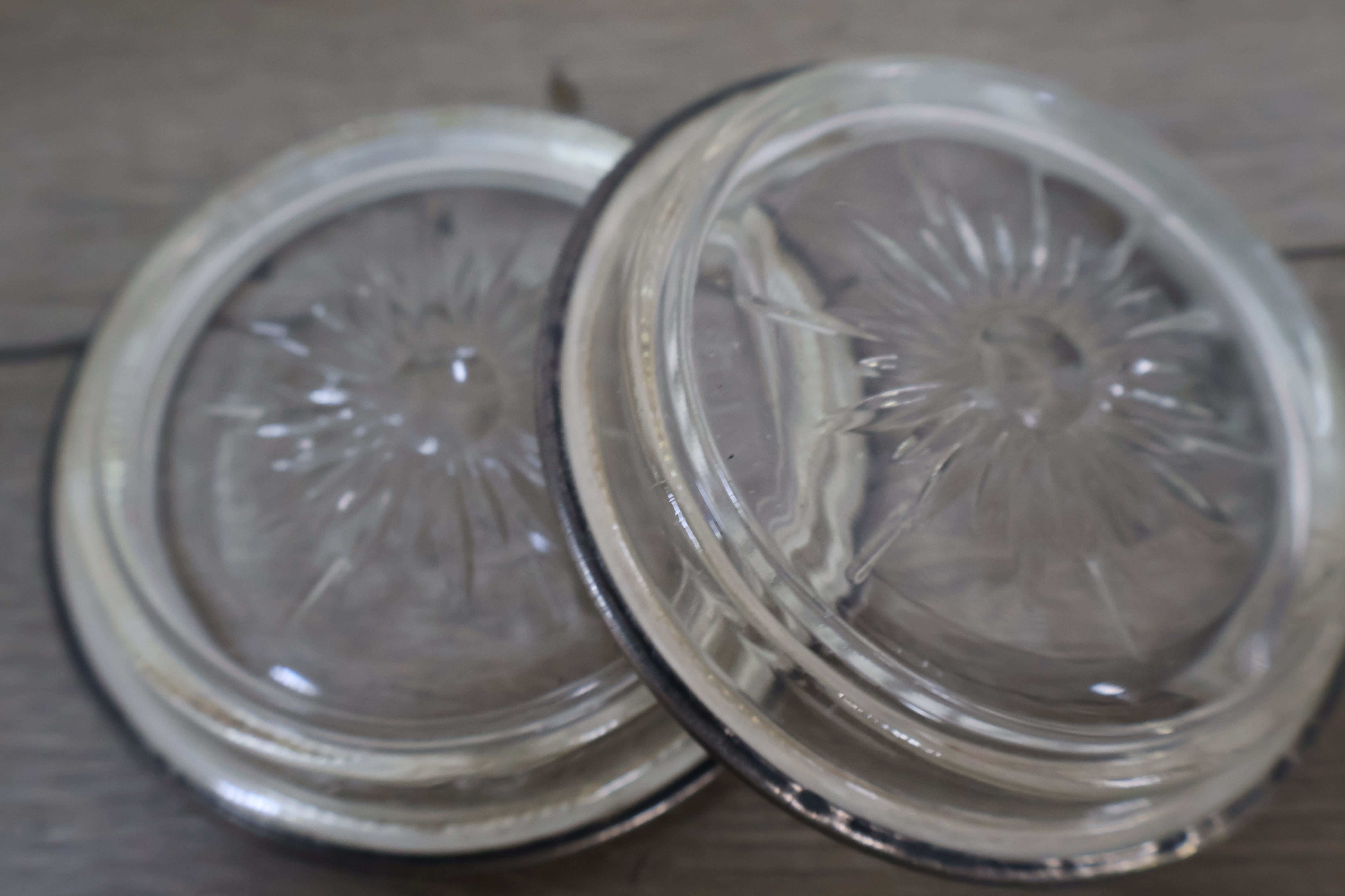 Zes Kristallen onderzetters met metalen rand'' – foto 9 – kavel bij GSD Auctions, Zoeterwoude