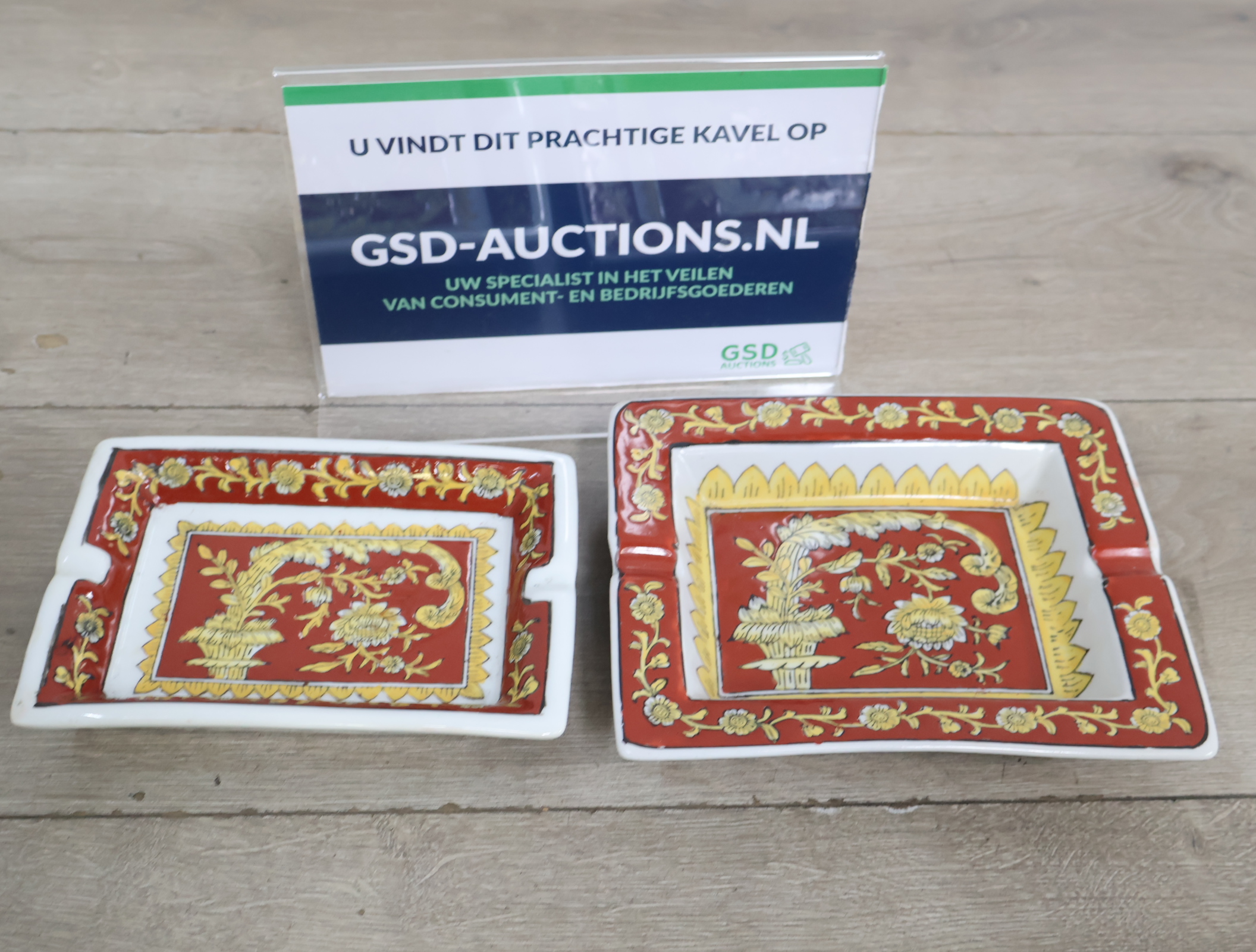 Set van twee rood met goud versierde asbakken'' – kavel bij GSD Auctions, Zoeterwoude