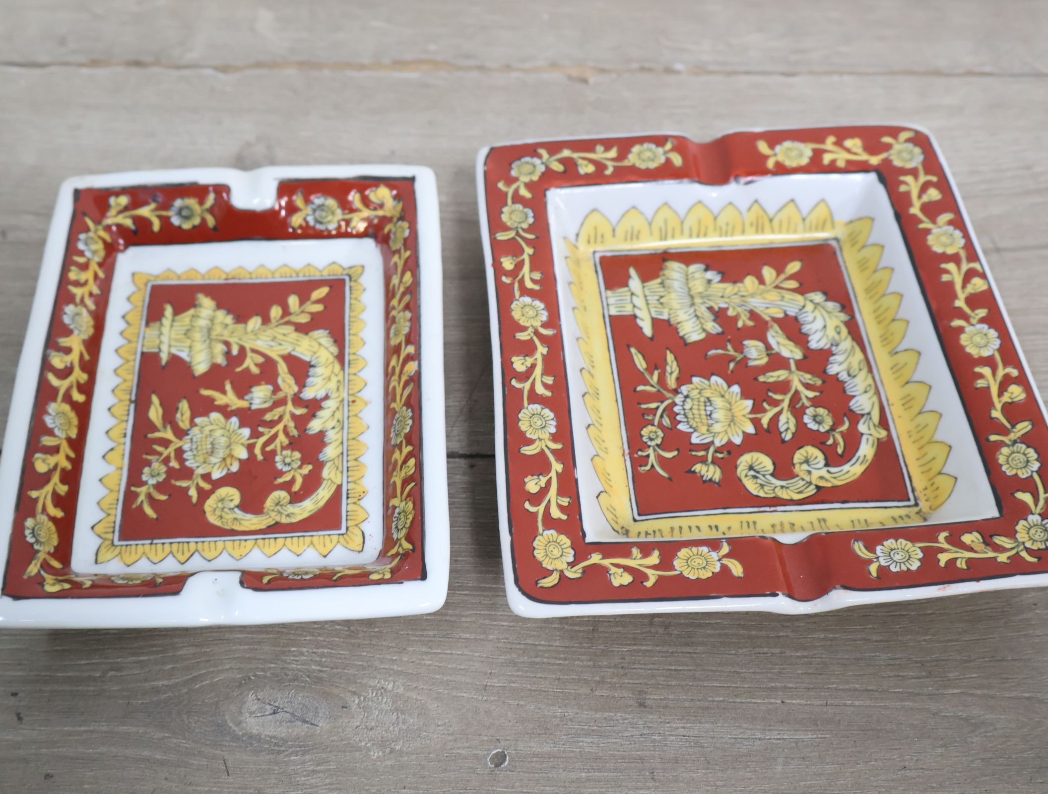 Set van twee rood met goud versierde asbakken'' – foto 2 – kavel bij GSD Auctions, Zoeterwoude