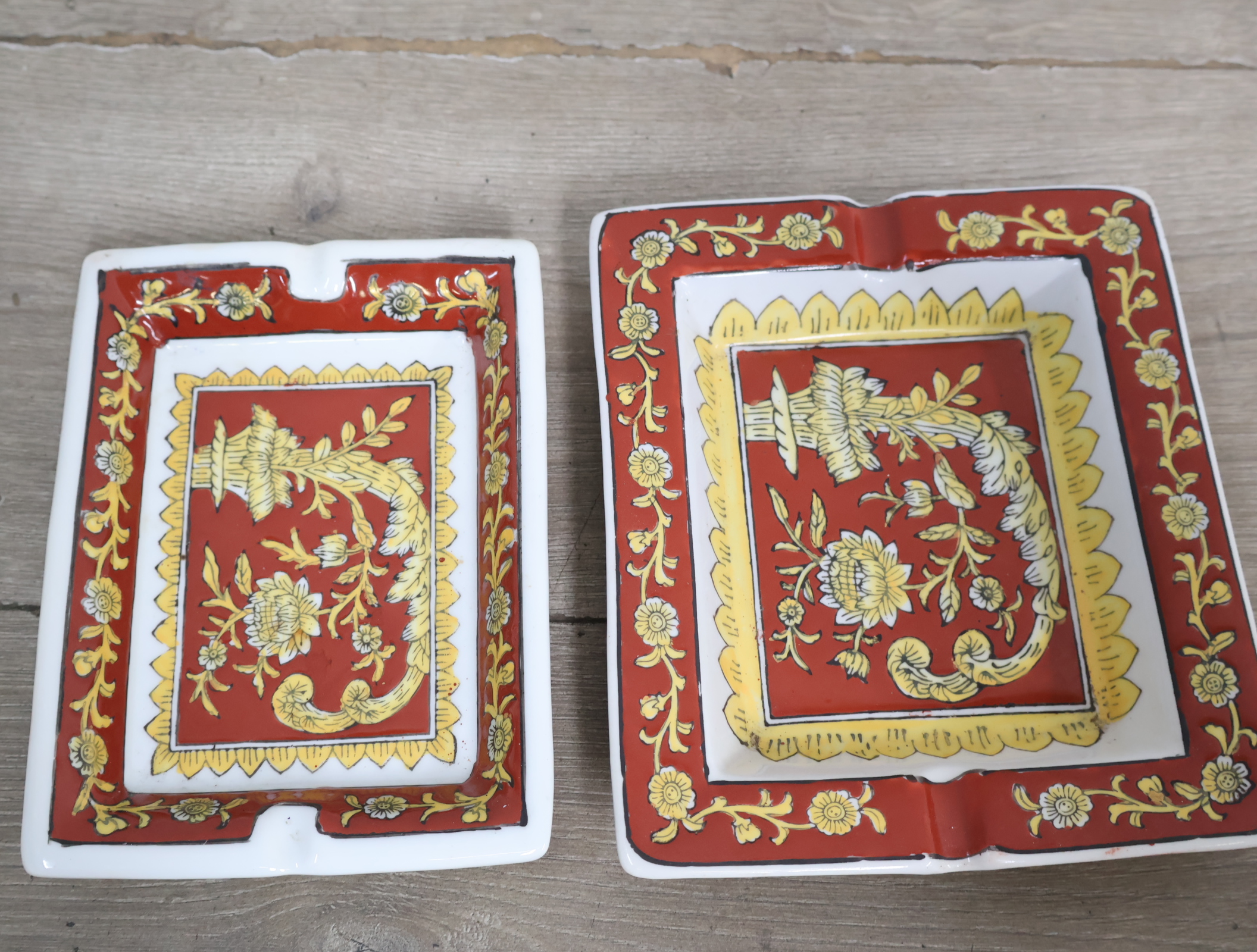 Set van twee rood met goud versierde asbakken'' – foto 3 – kavel bij GSD Auctions, Zoeterwoude