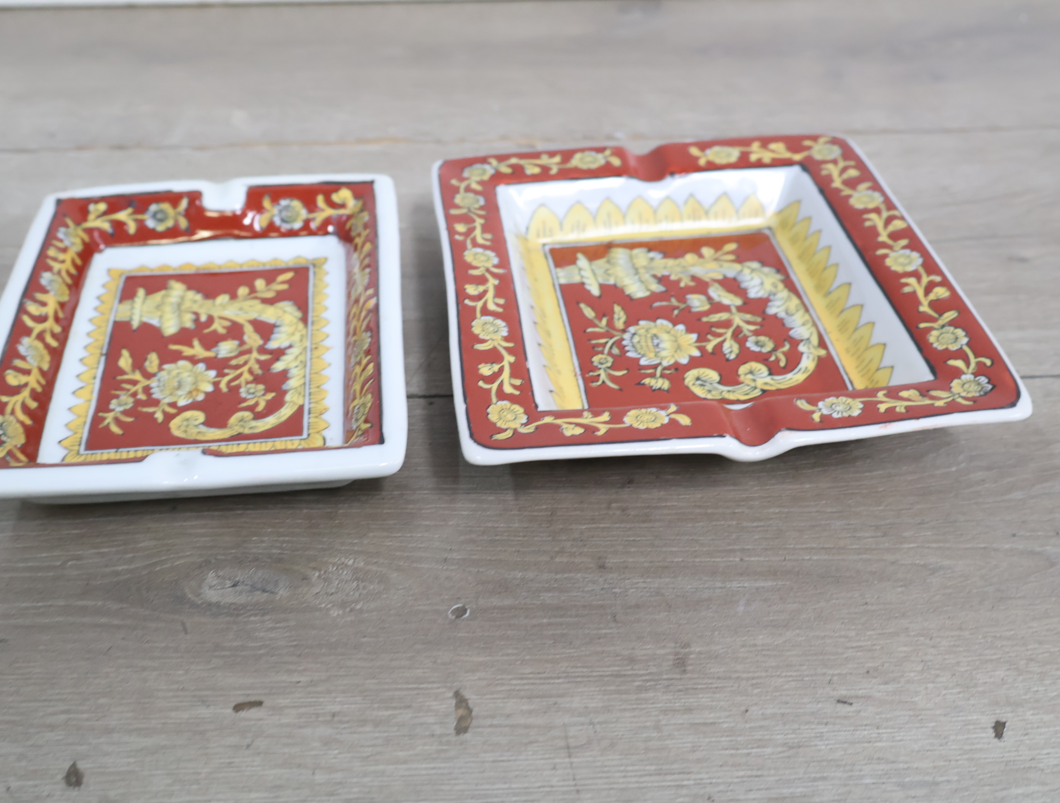 Set van twee rood met goud versierde asbakken'' – foto 4 – kavel bij GSD Auctions, Zoeterwoude