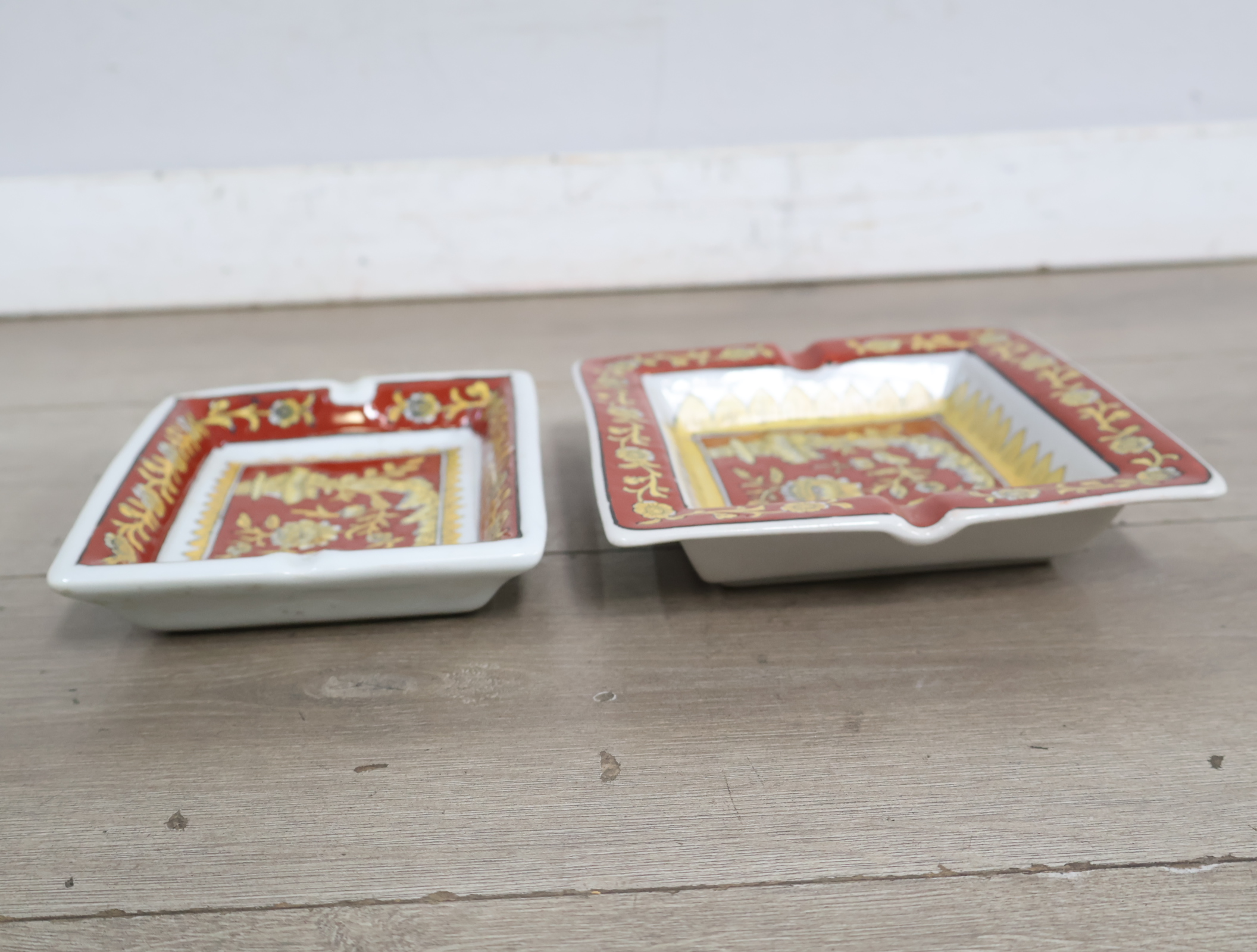 Set van twee rood met goud versierde asbakken'' – foto 5 – kavel bij GSD Auctions, Zoeterwoude