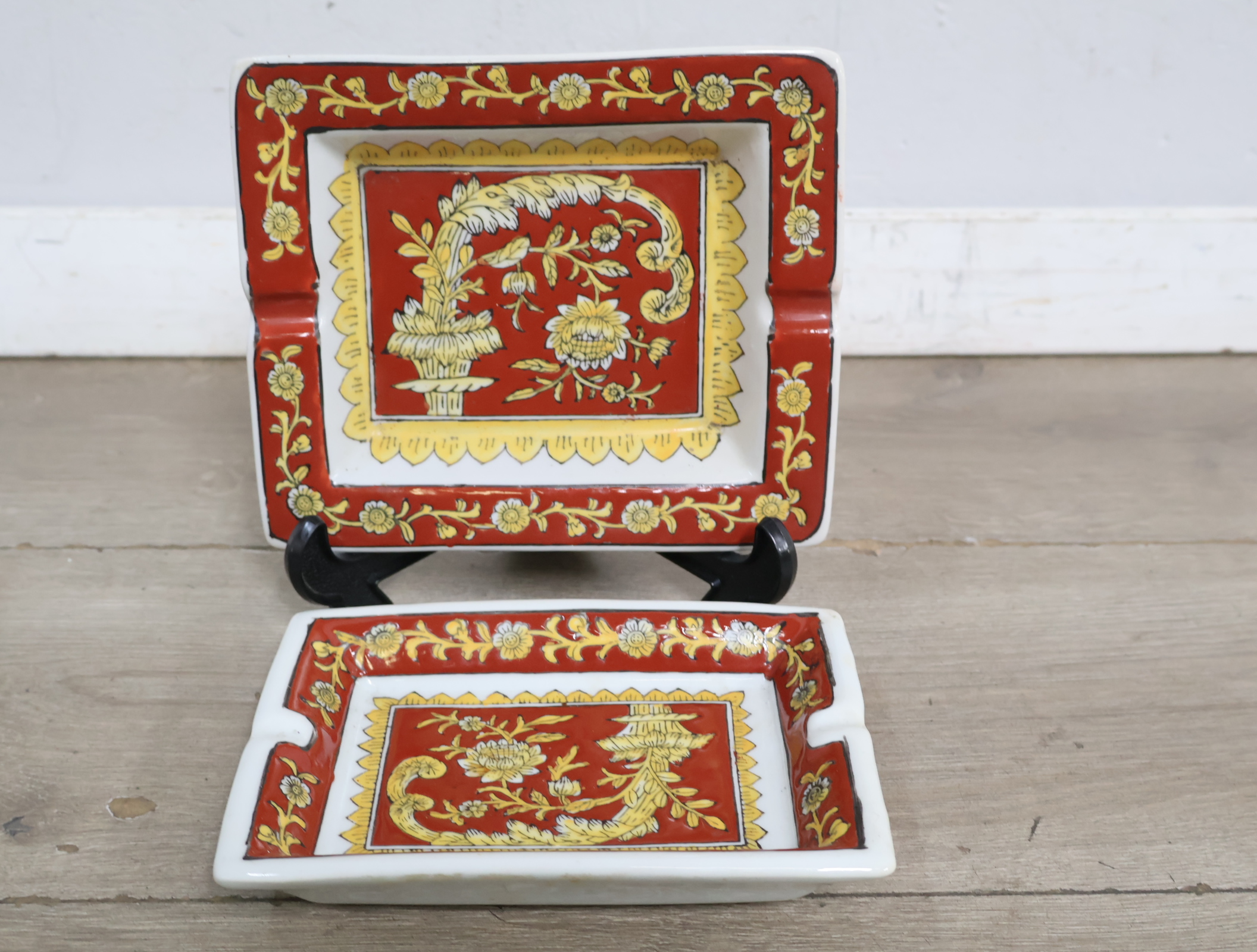 Set van twee rood met goud versierde asbakken'' – foto 6 – kavel bij GSD Auctions, Zoeterwoude