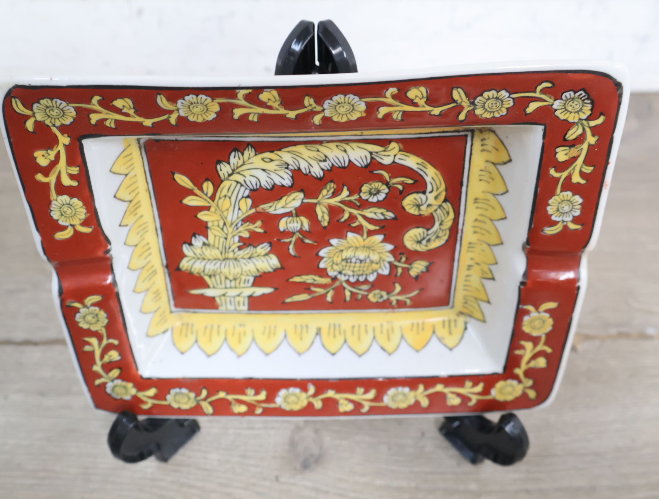 Set van twee rood met goud versierde asbakken'' – foto 8 – kavel bij GSD Auctions, Zoeterwoude