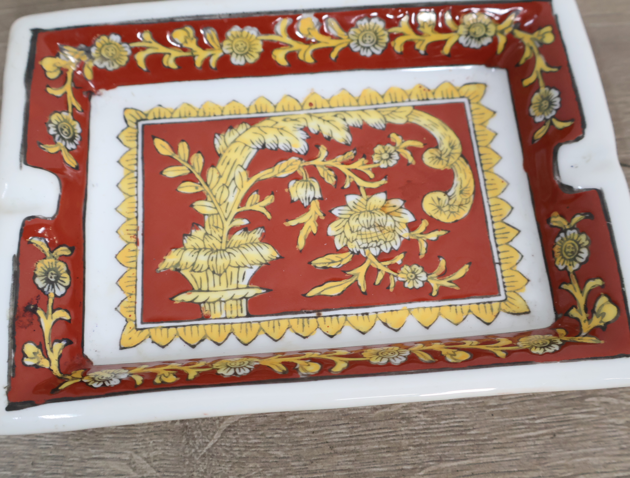 Set van twee rood met goud versierde asbakken'' – foto 9 – kavel bij GSD Auctions, Zoeterwoude