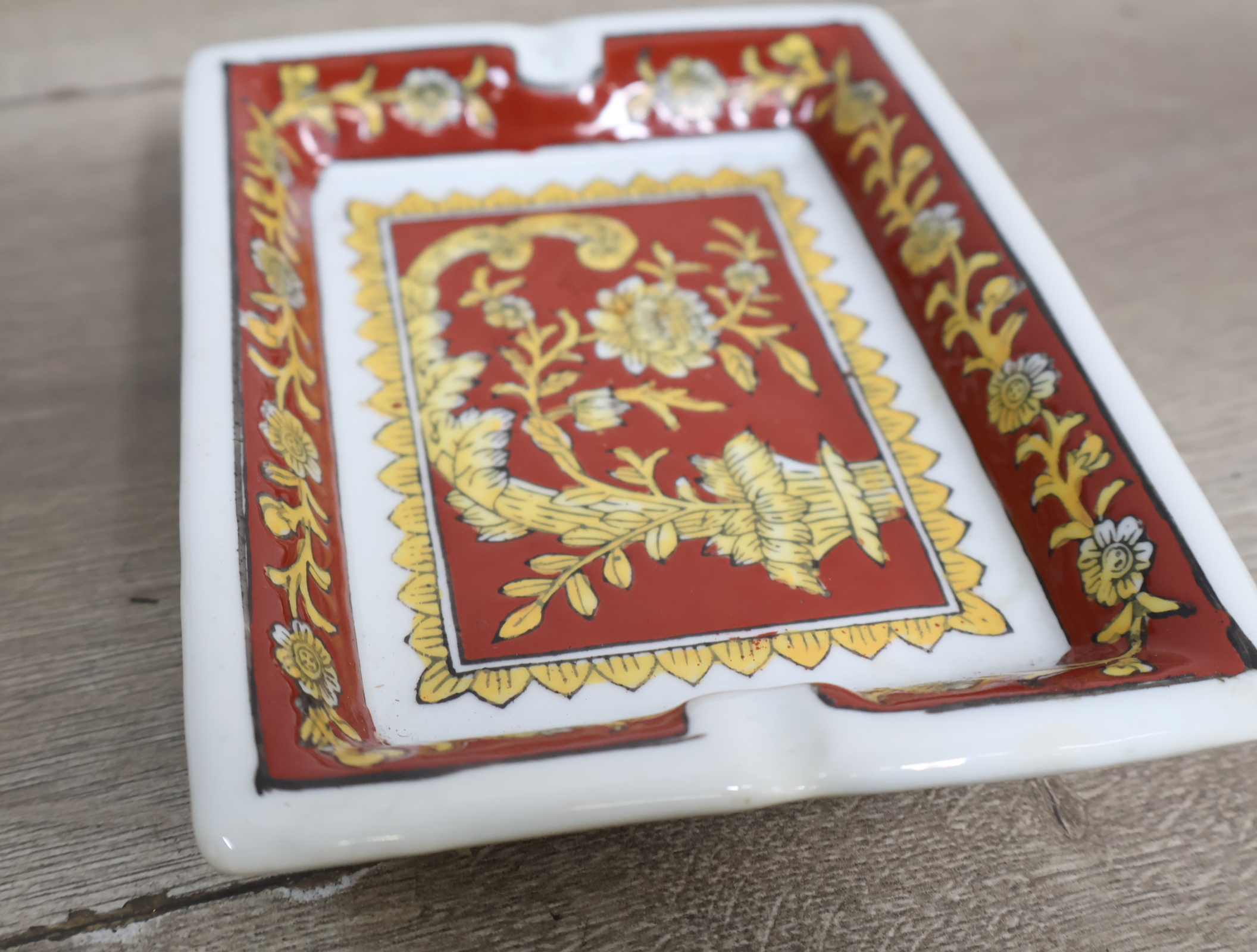 Set van twee rood met goud versierde asbakken'' – foto 10 – kavel bij GSD Auctions, Zoeterwoude