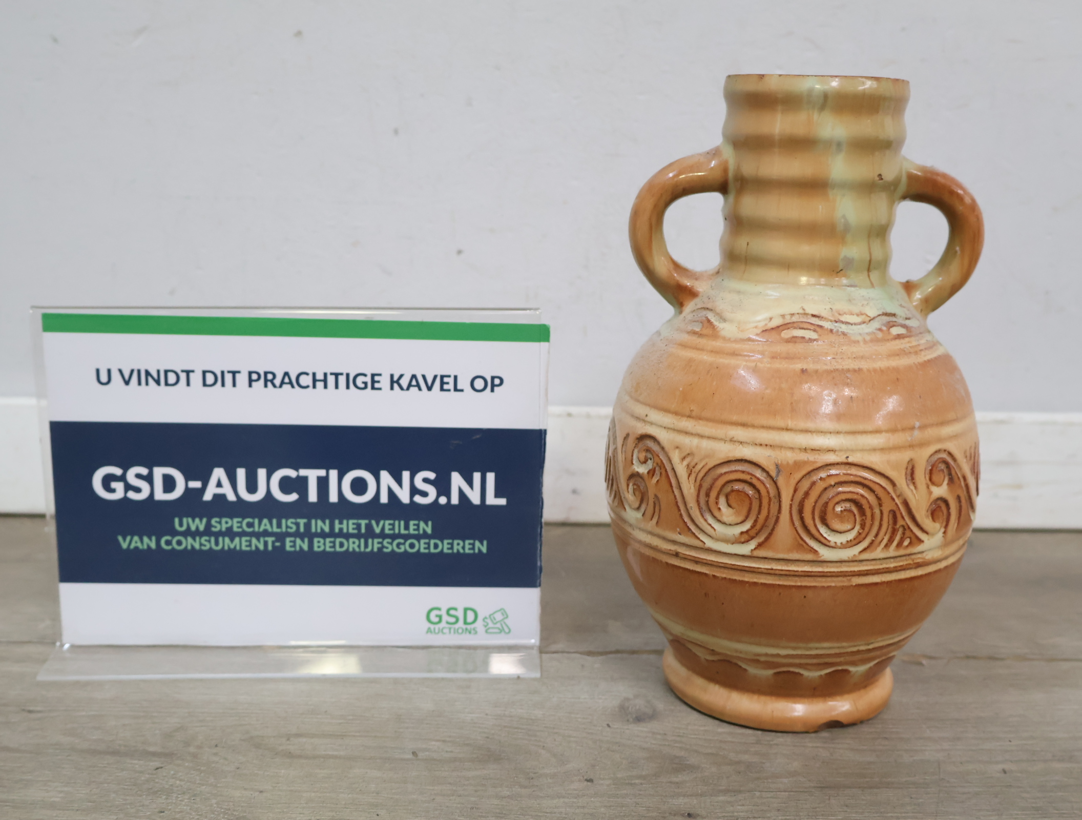 Decoratieve aardewerken vaas'' – kavel bij GSD Auctions, Zoeterwoude