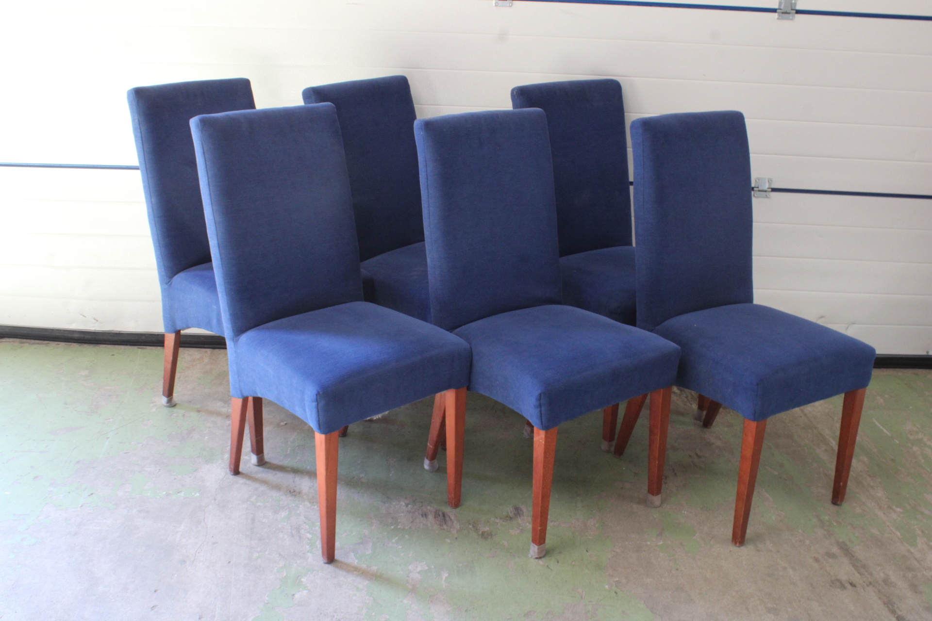 Set van zes blauwe eetkamerstoelen'' – foto 2 – kavel bij GSD Auctions, Zoeterwoude