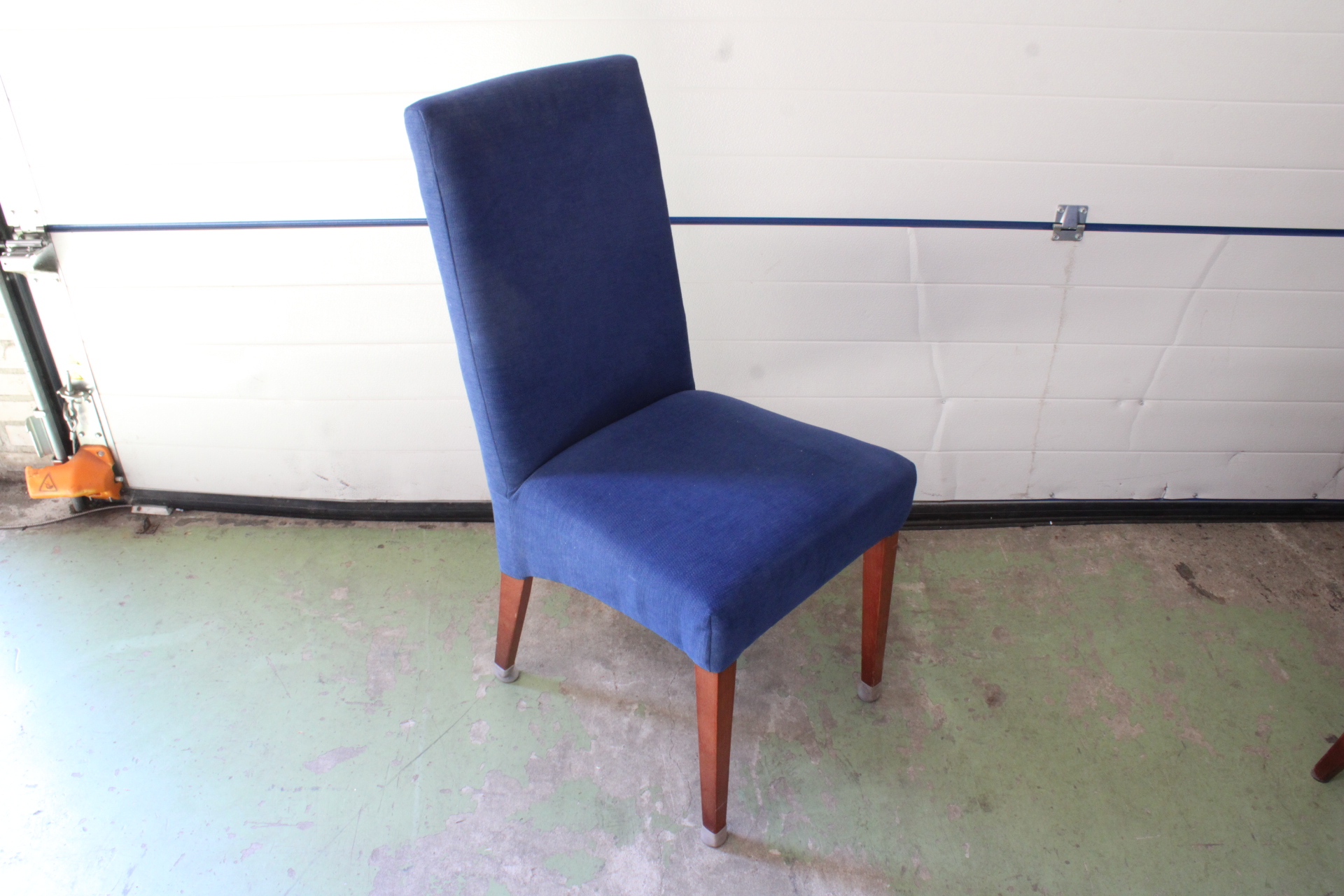 Set van zes blauwe eetkamerstoelen'' – foto 3 – kavel bij GSD Auctions, Zoeterwoude