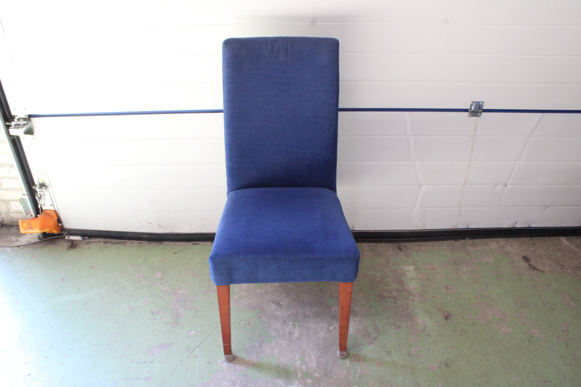 Set van zes blauwe eetkamerstoelen'' – foto 4 – kavel bij GSD Auctions, Zoeterwoude