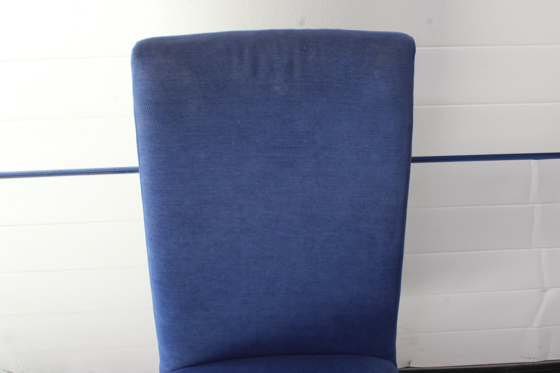 Set van zes blauwe eetkamerstoelen'' – foto 5 – kavel bij GSD Auctions, Zoeterwoude