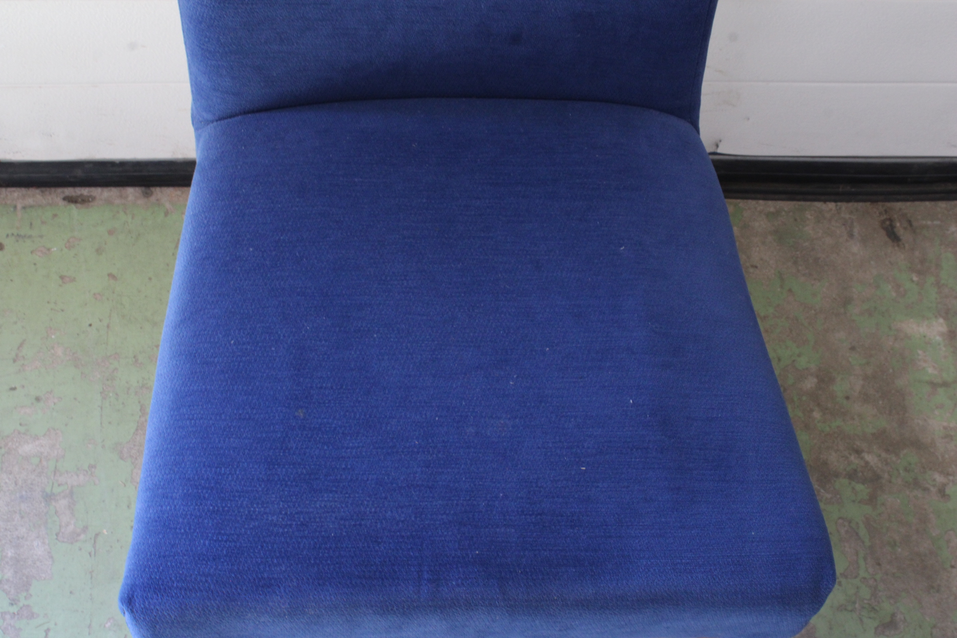 Set van zes blauwe eetkamerstoelen'' – foto 6 – kavel bij GSD Auctions, Zoeterwoude