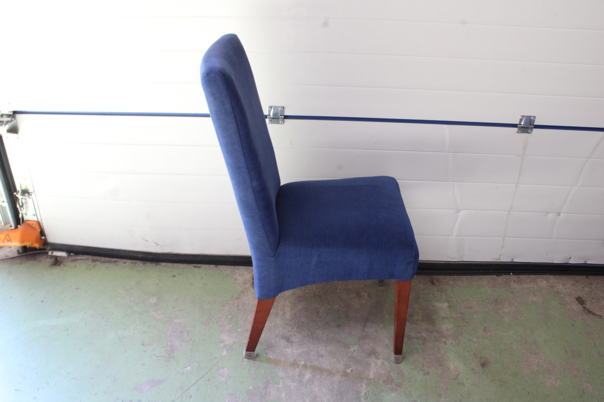Set van zes blauwe eetkamerstoelen'' – foto 7 – kavel bij GSD Auctions, Zoeterwoude
