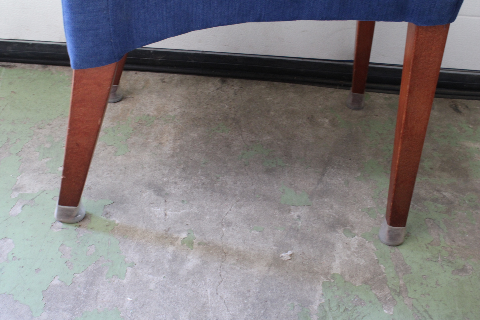 Set van zes blauwe eetkamerstoelen'' – foto 8 – kavel bij GSD Auctions, Zoeterwoude