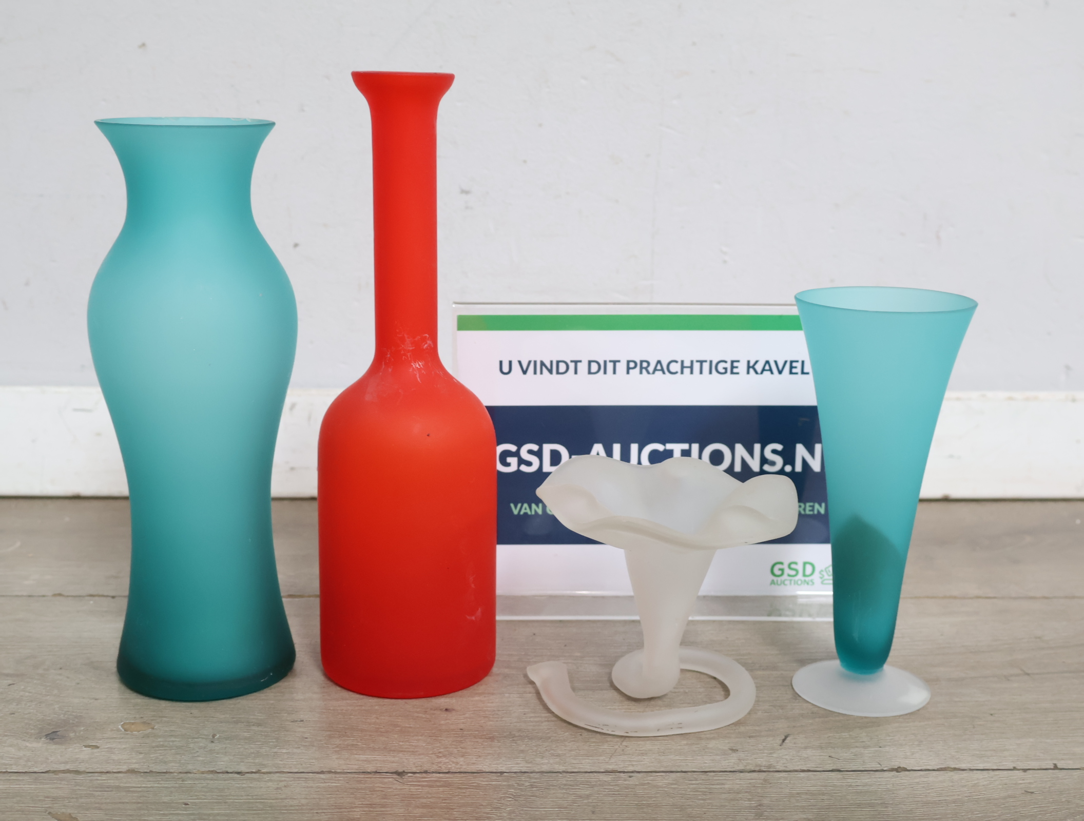 Set van vier gekleurde glazen vazen'' – kavel bij GSD Auctions, Zoeterwoude