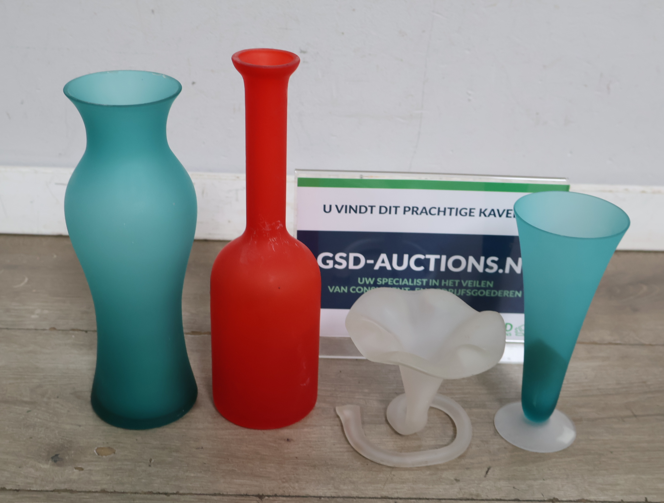 Set van vier gekleurde glazen vazen'' – foto 2 – kavel bij GSD Auctions, Zoeterwoude