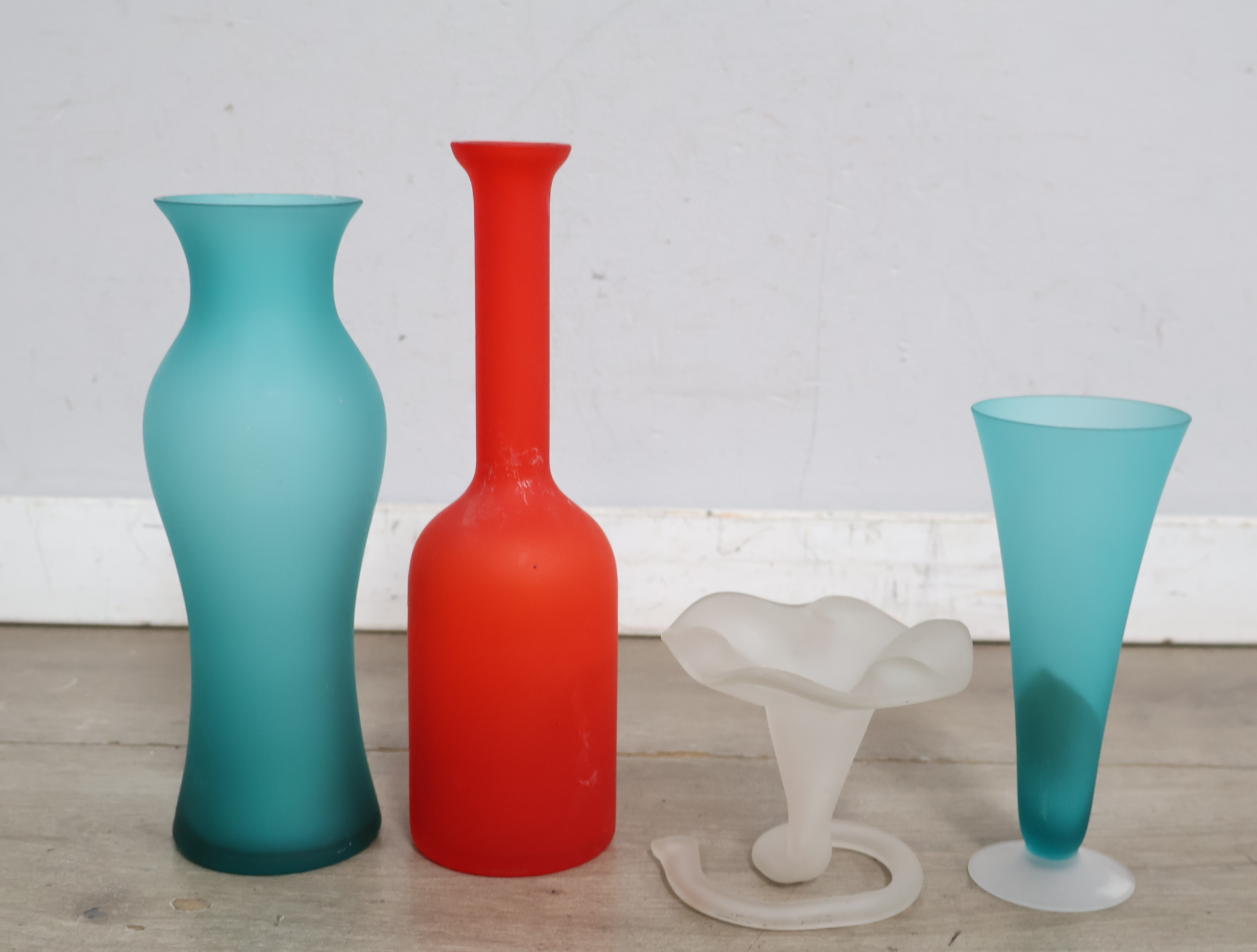 Set van vier gekleurde glazen vazen'' – foto 3 – kavel bij GSD Auctions, Zoeterwoude