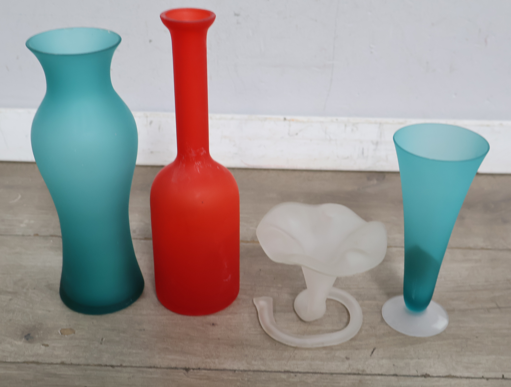 Set van vier gekleurde glazen vazen'' – foto 5 – kavel bij GSD Auctions, Zoeterwoude