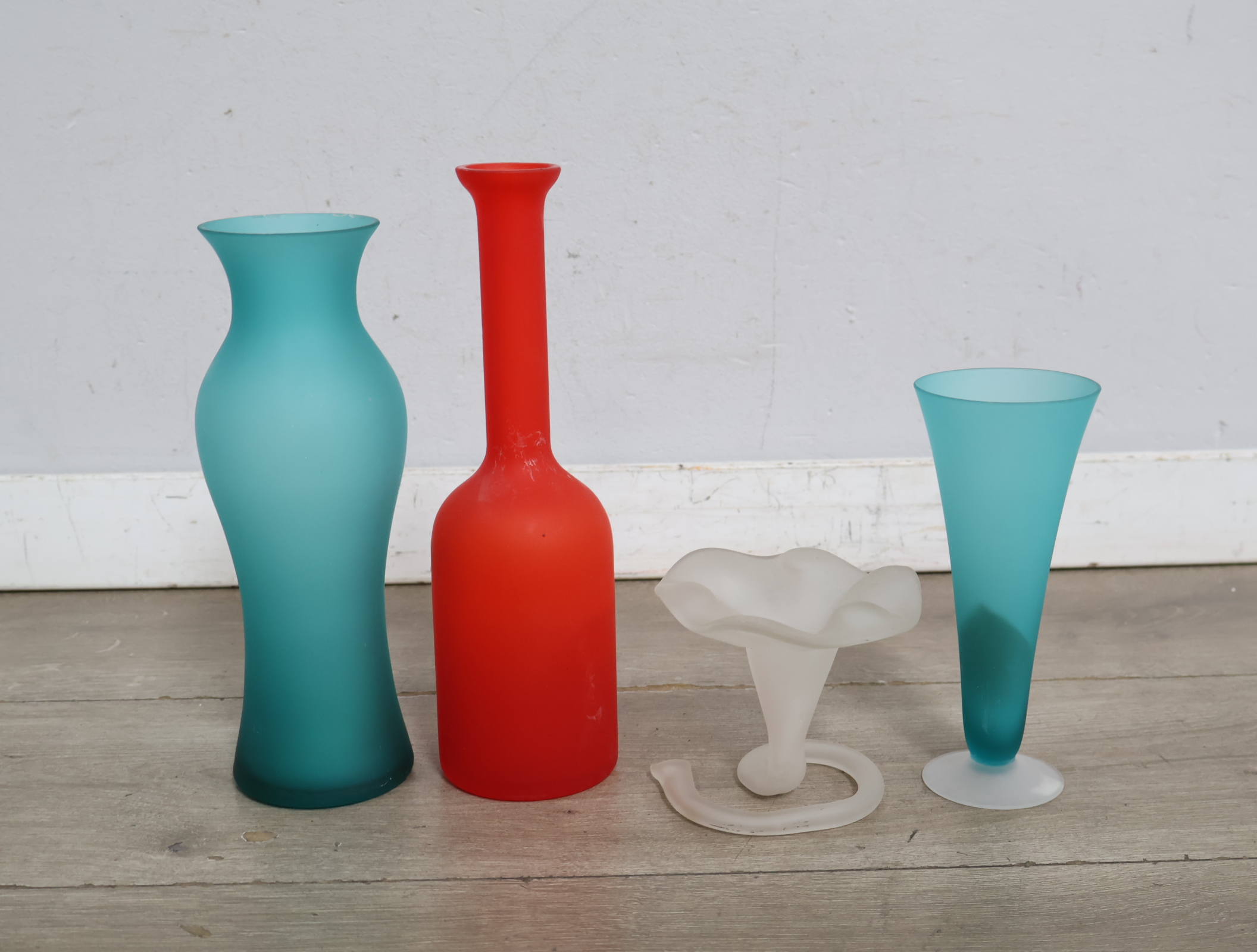 Set van vier gekleurde glazen vazen'' – foto 6 – kavel bij GSD Auctions, Zoeterwoude
