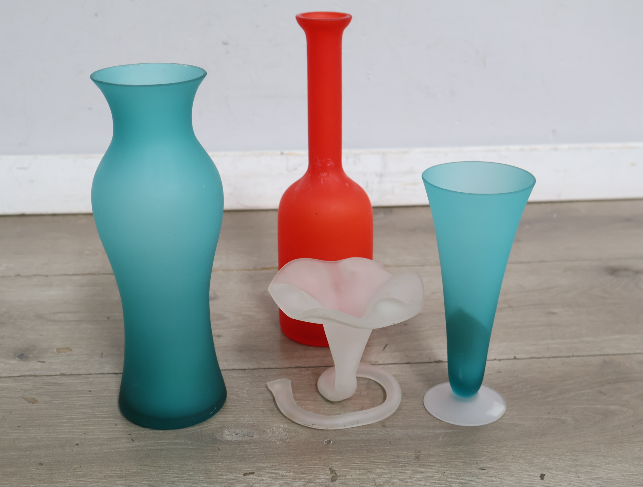 Set van vier gekleurde glazen vazen'' – foto 7 – kavel bij GSD Auctions, Zoeterwoude