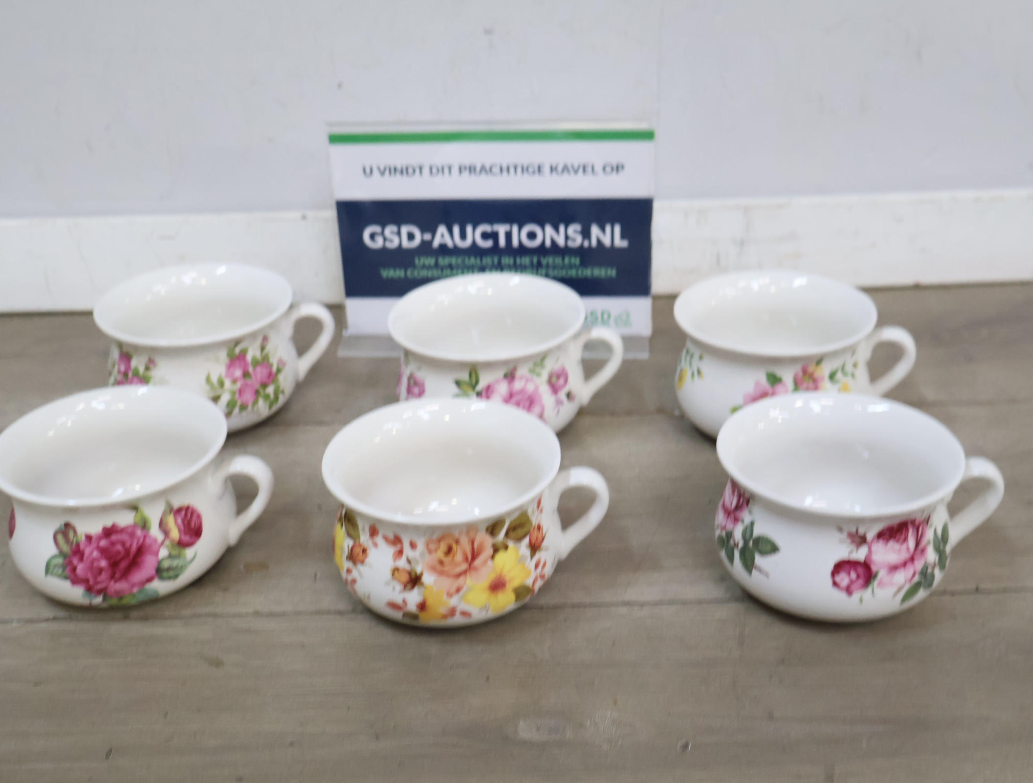 Porseleinen kopjes met bloemenmotief'' – kavel bij GSD Auctions, Zoeterwoude