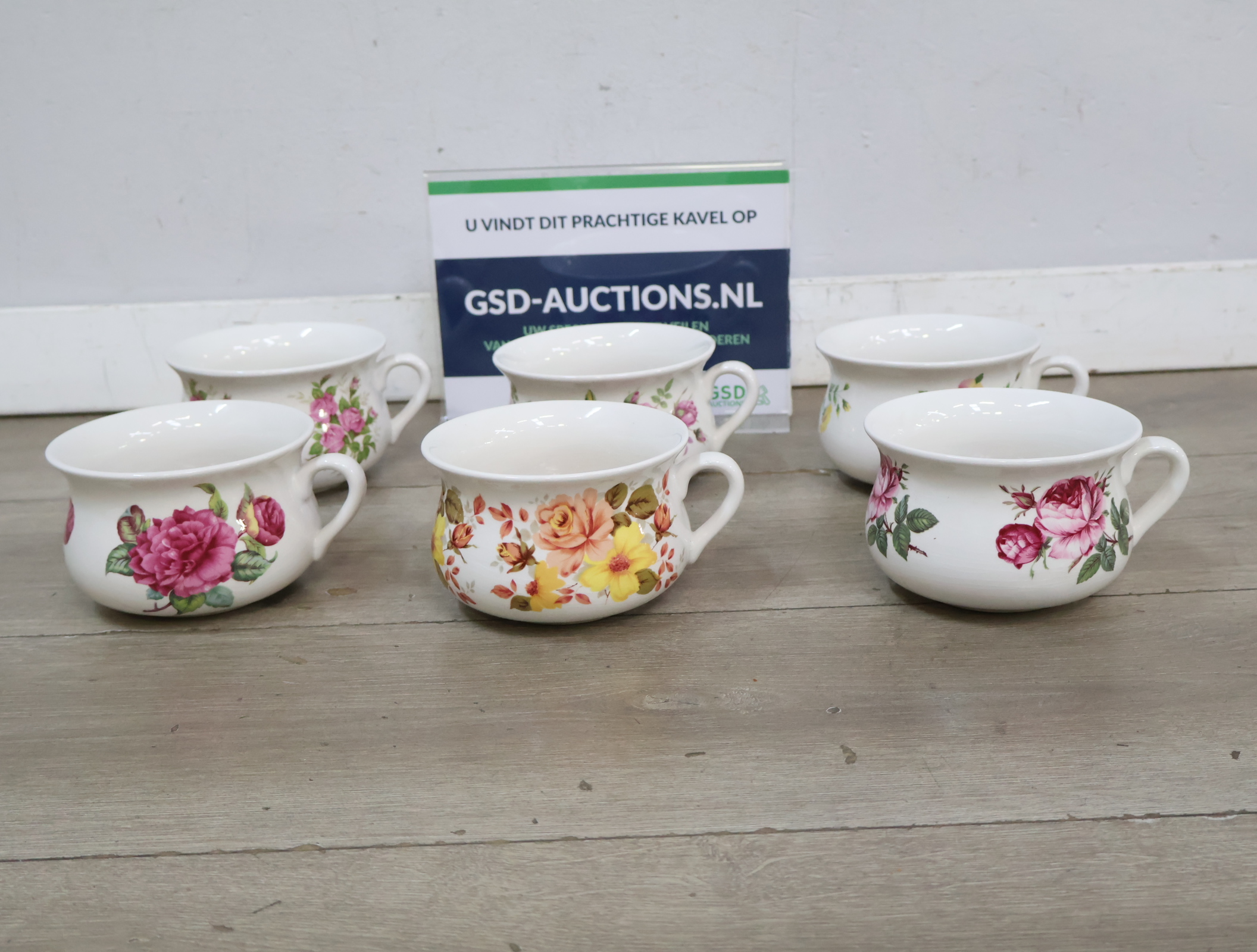 Porseleinen kopjes met bloemenmotief'' – foto 2 – kavel bij GSD Auctions, Zoeterwoude