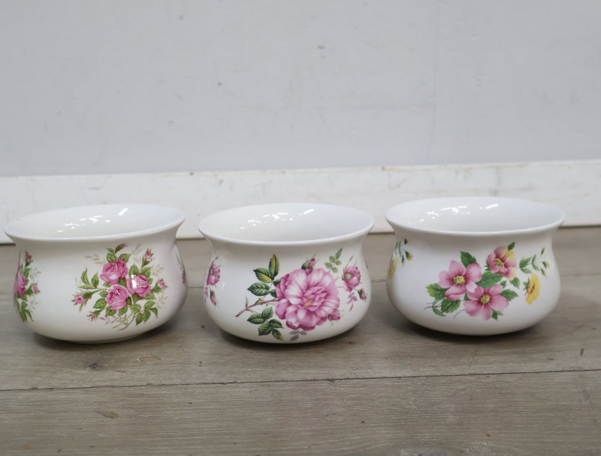 Porseleinen kopjes met bloemenmotief'' – foto 6 – kavel bij GSD Auctions, Zoeterwoude