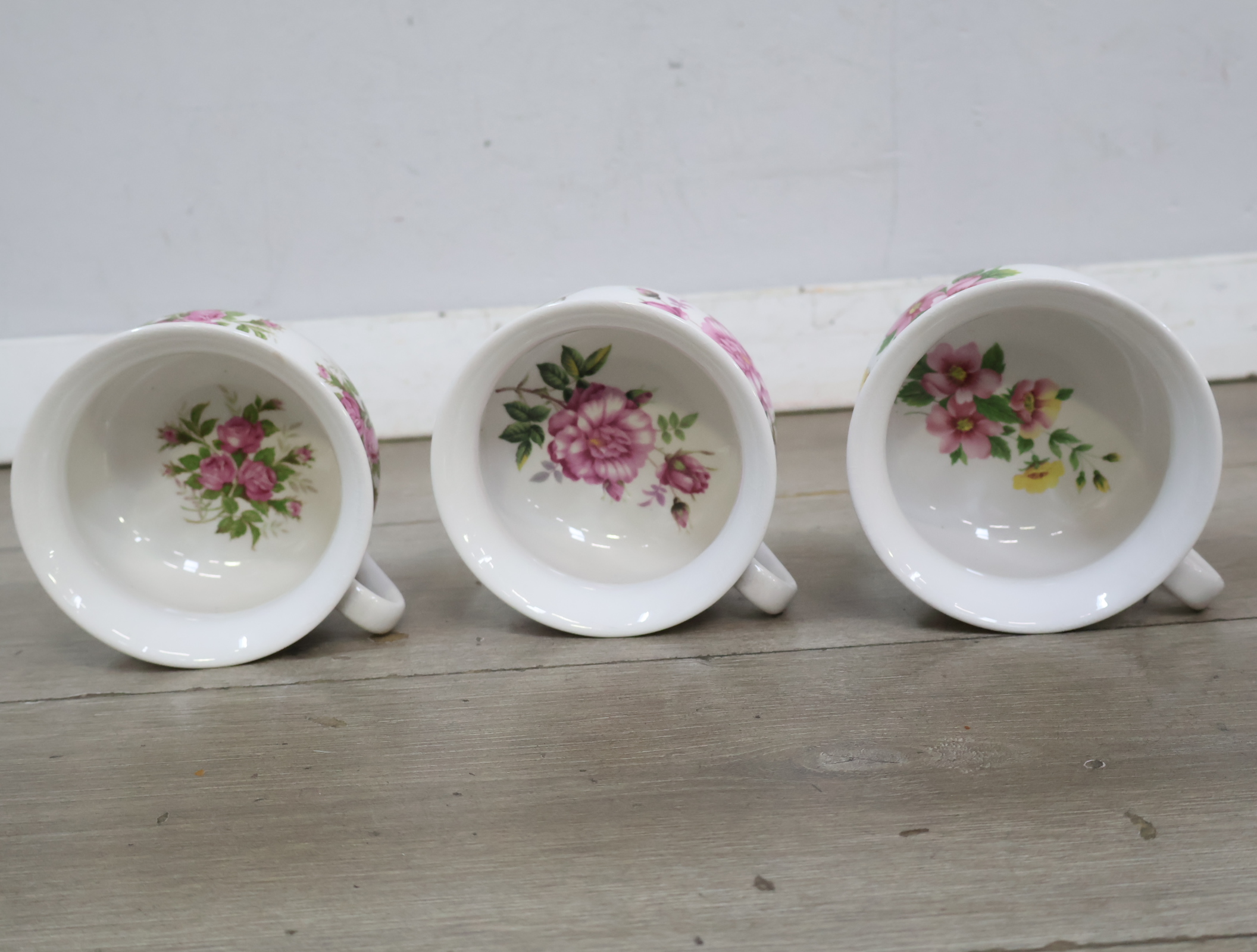 Porseleinen kopjes met bloemenmotief'' – foto 7 – kavel bij GSD Auctions, Zoeterwoude