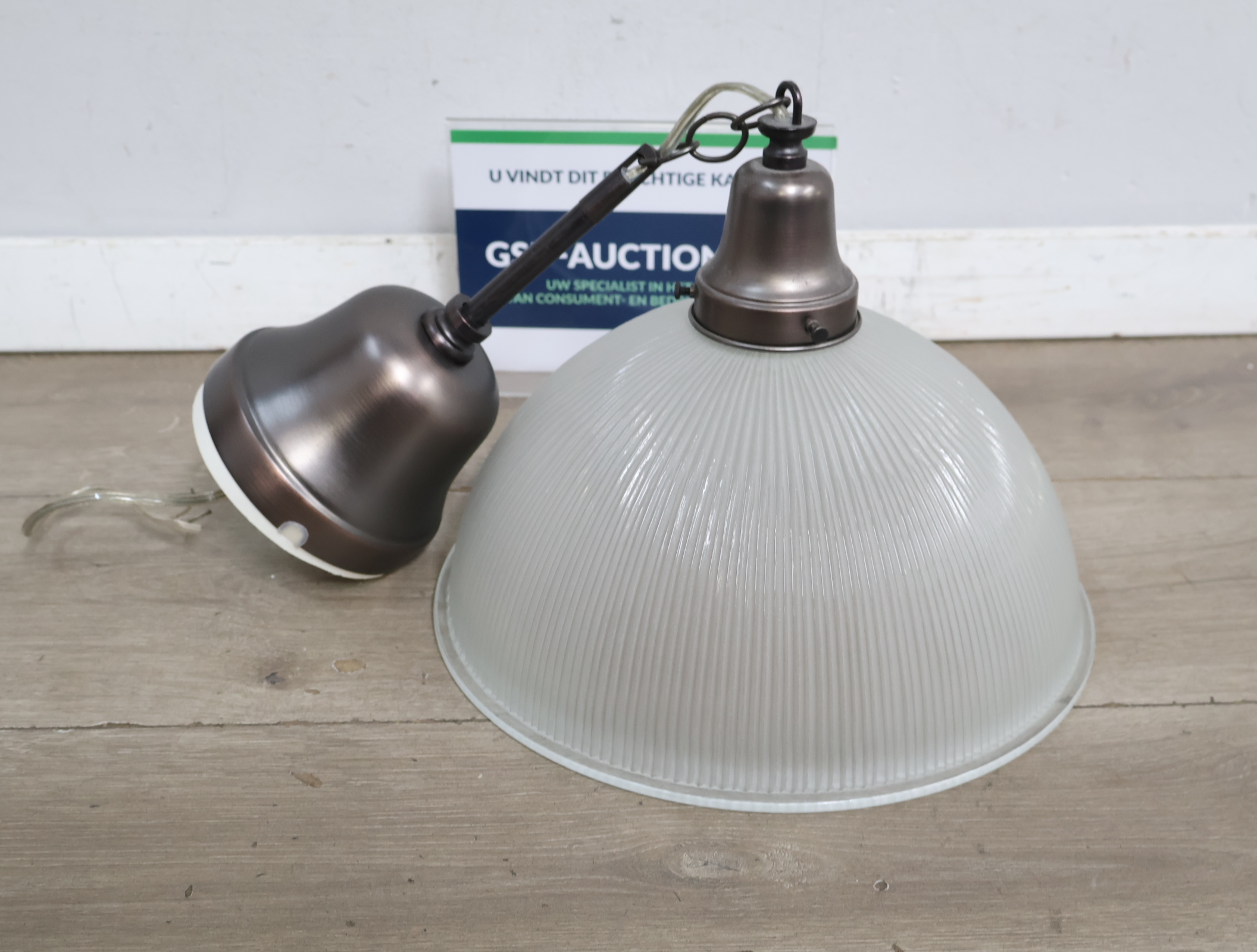 Hanglamp met glazen kap'' – kavel bij GSD Auctions, Zoeterwoude