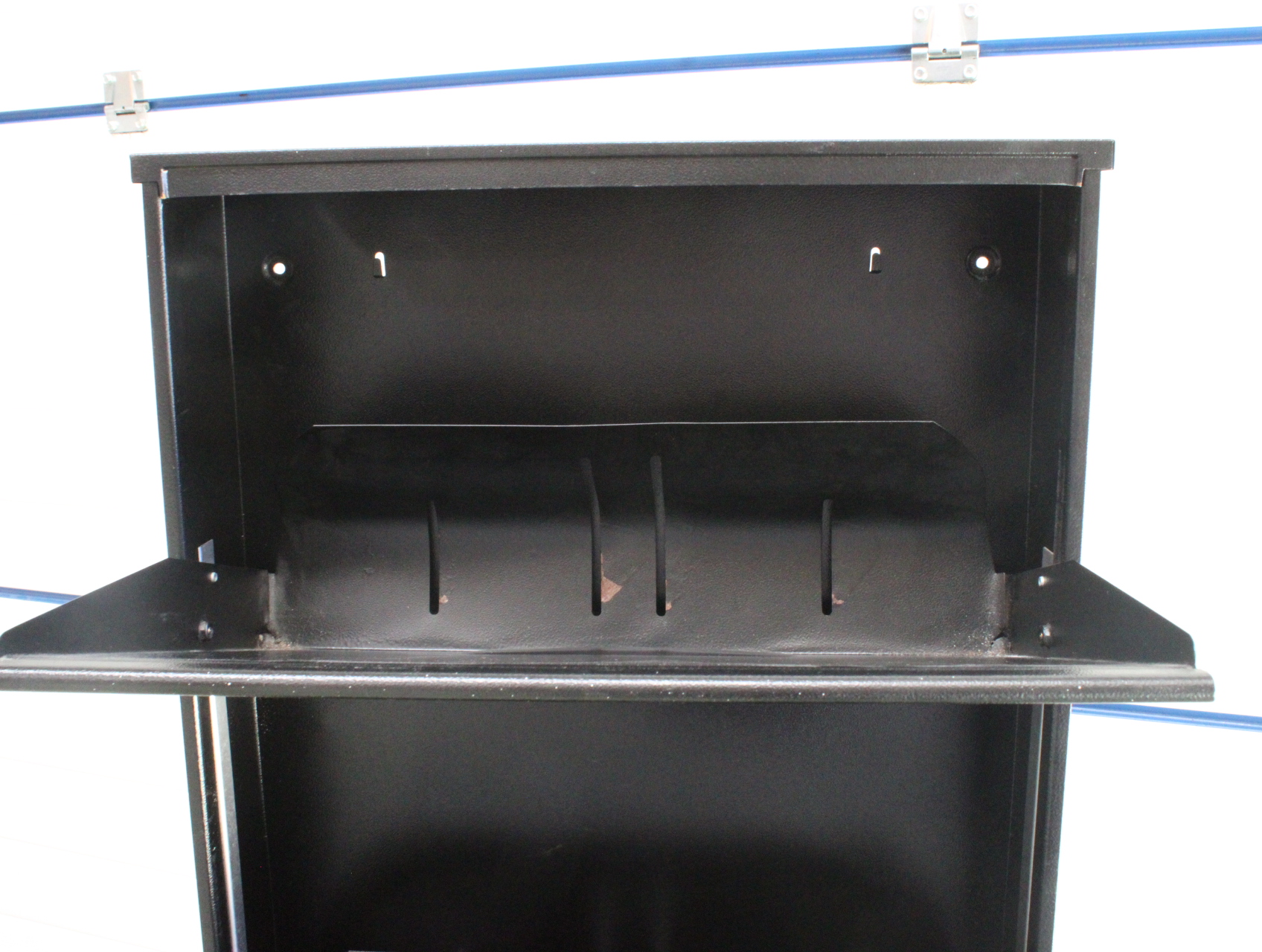 Metalen schoenenkast'' – foto 3 – kavel bij GSD Auctions, Zoeterwoude