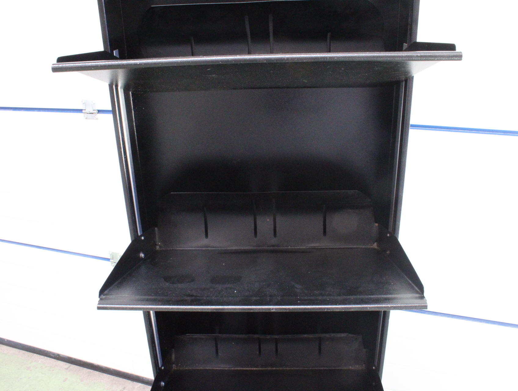 Metalen schoenenkast'' – foto 4 – kavel bij GSD Auctions, Zoeterwoude
