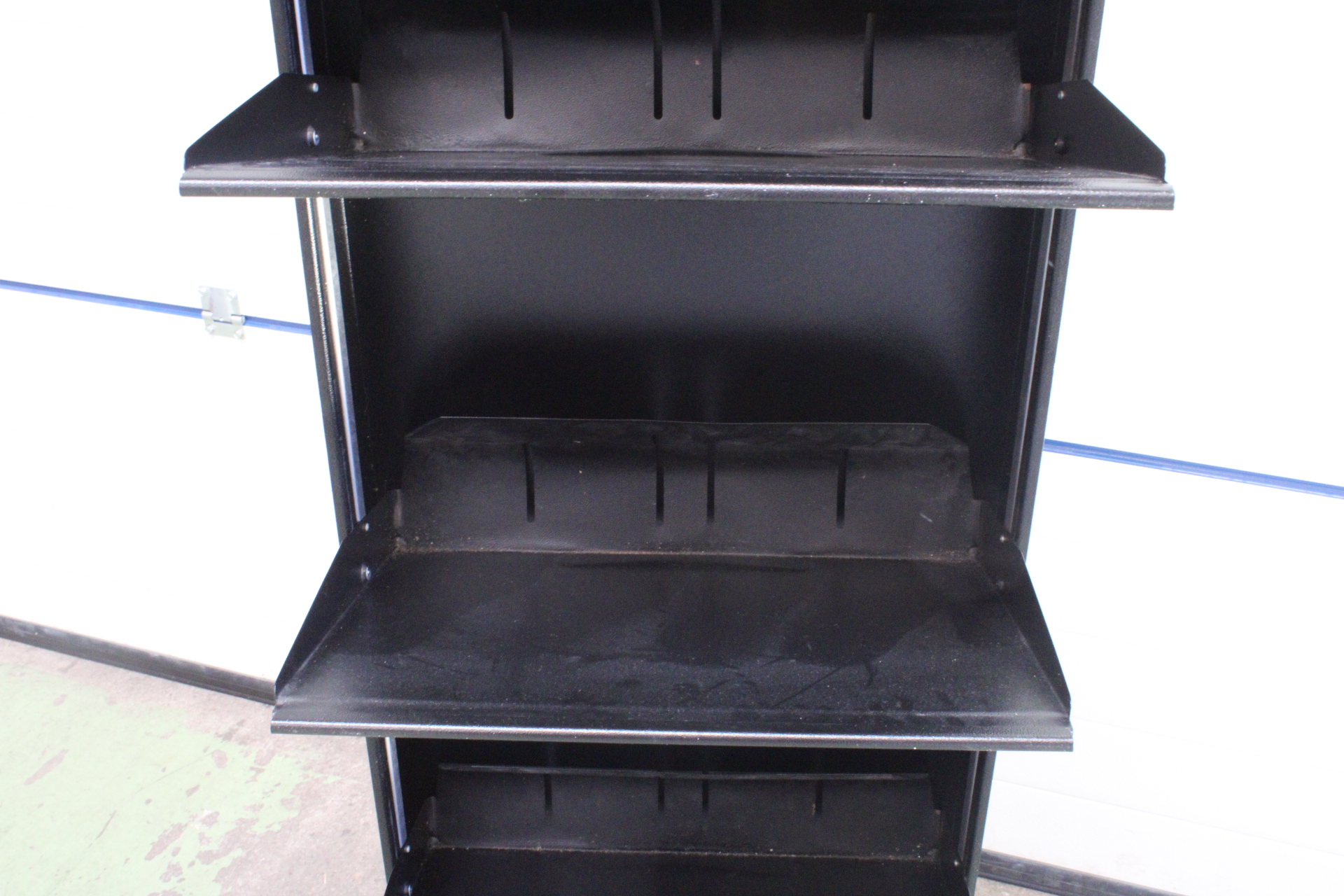 Metalen schoenenkast'' – foto 5 – kavel bij GSD Auctions, Zoeterwoude