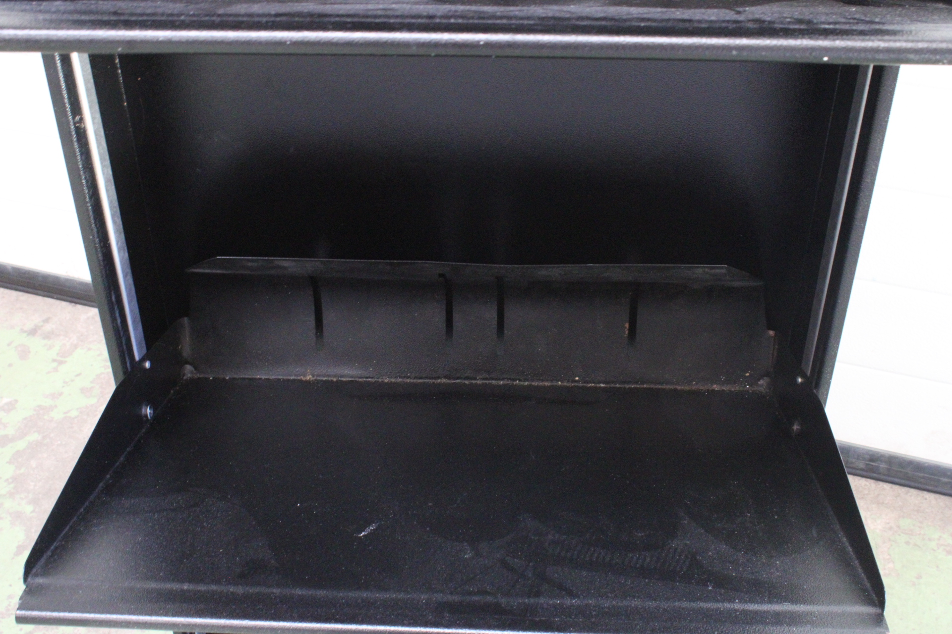 Metalen schoenenkast'' – foto 6 – kavel bij GSD Auctions, Zoeterwoude