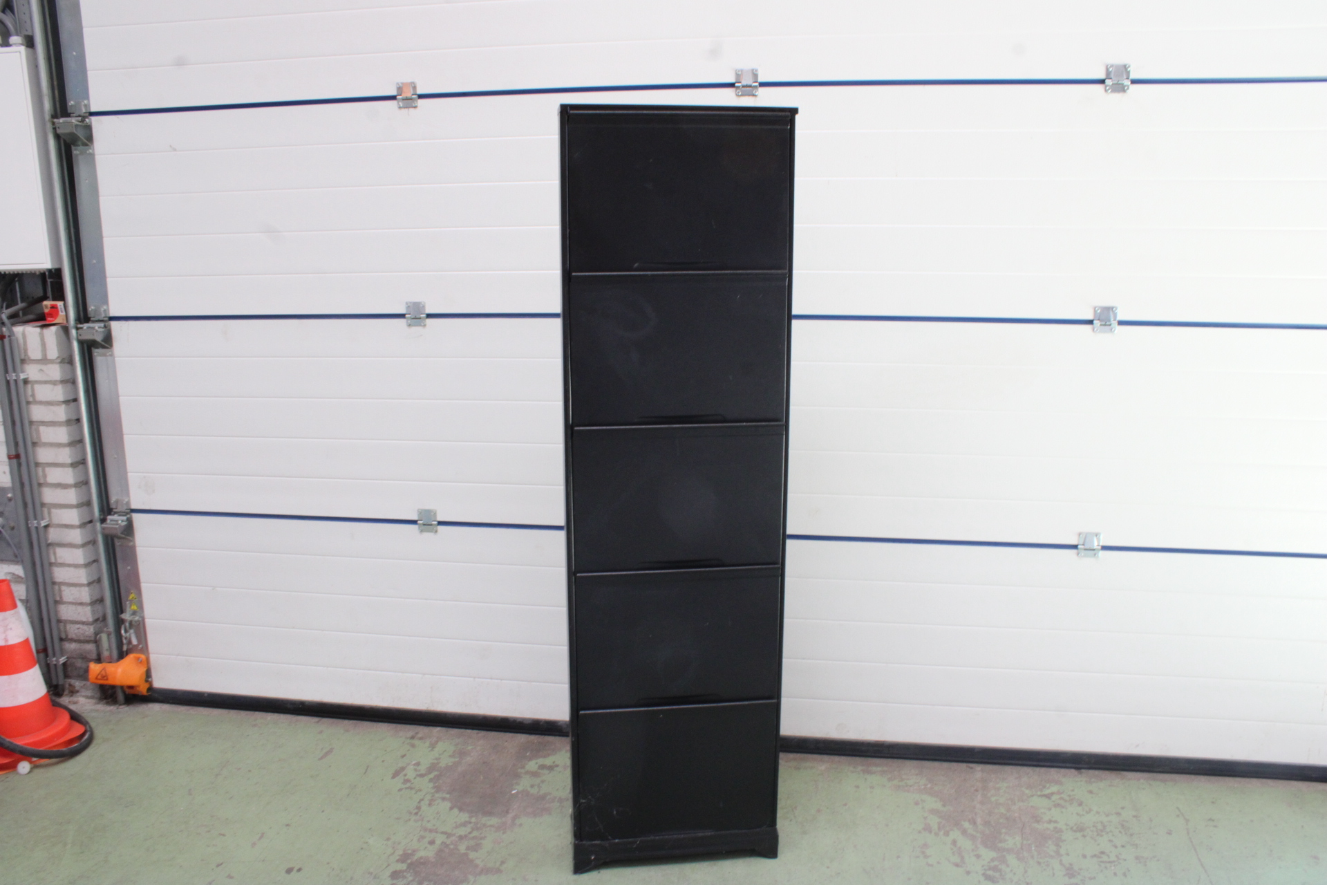Metalen schoenenkast'' – foto 8 – kavel bij GSD Auctions, Zoeterwoude