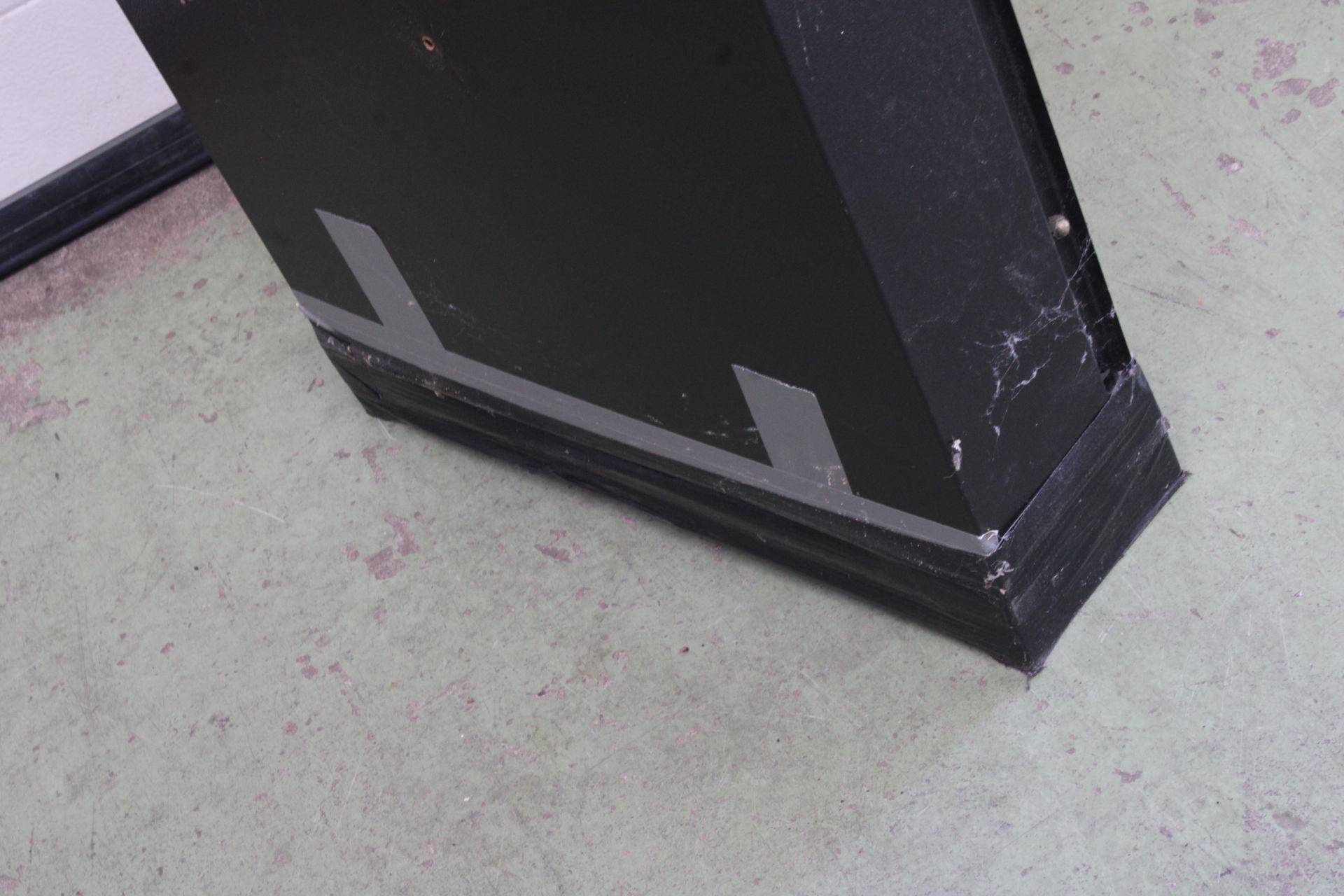 Metalen schoenenkast'' – foto 10 – kavel bij GSD Auctions, Zoeterwoude