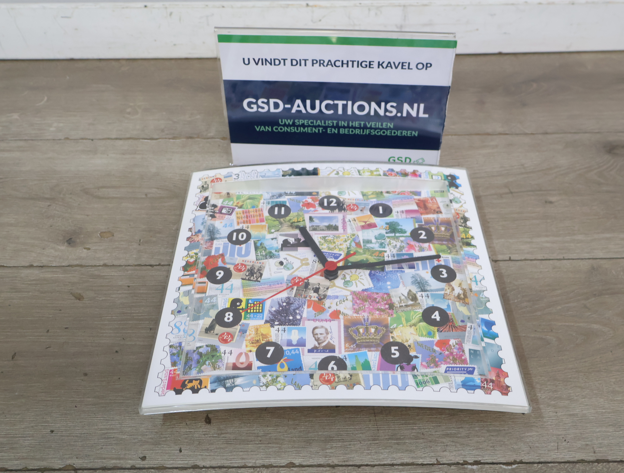 Wandklok met postzegelprint'' – kavel bij GSD Auctions, Zoeterwoude