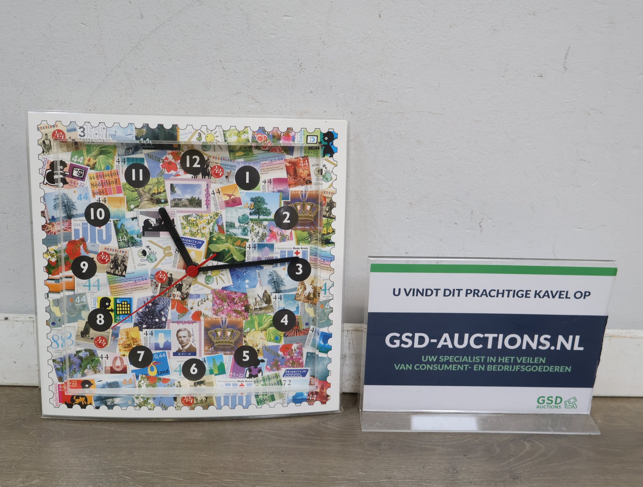 Wandklok met postzegelprint'' – foto 2 – kavel bij GSD Auctions, Zoeterwoude