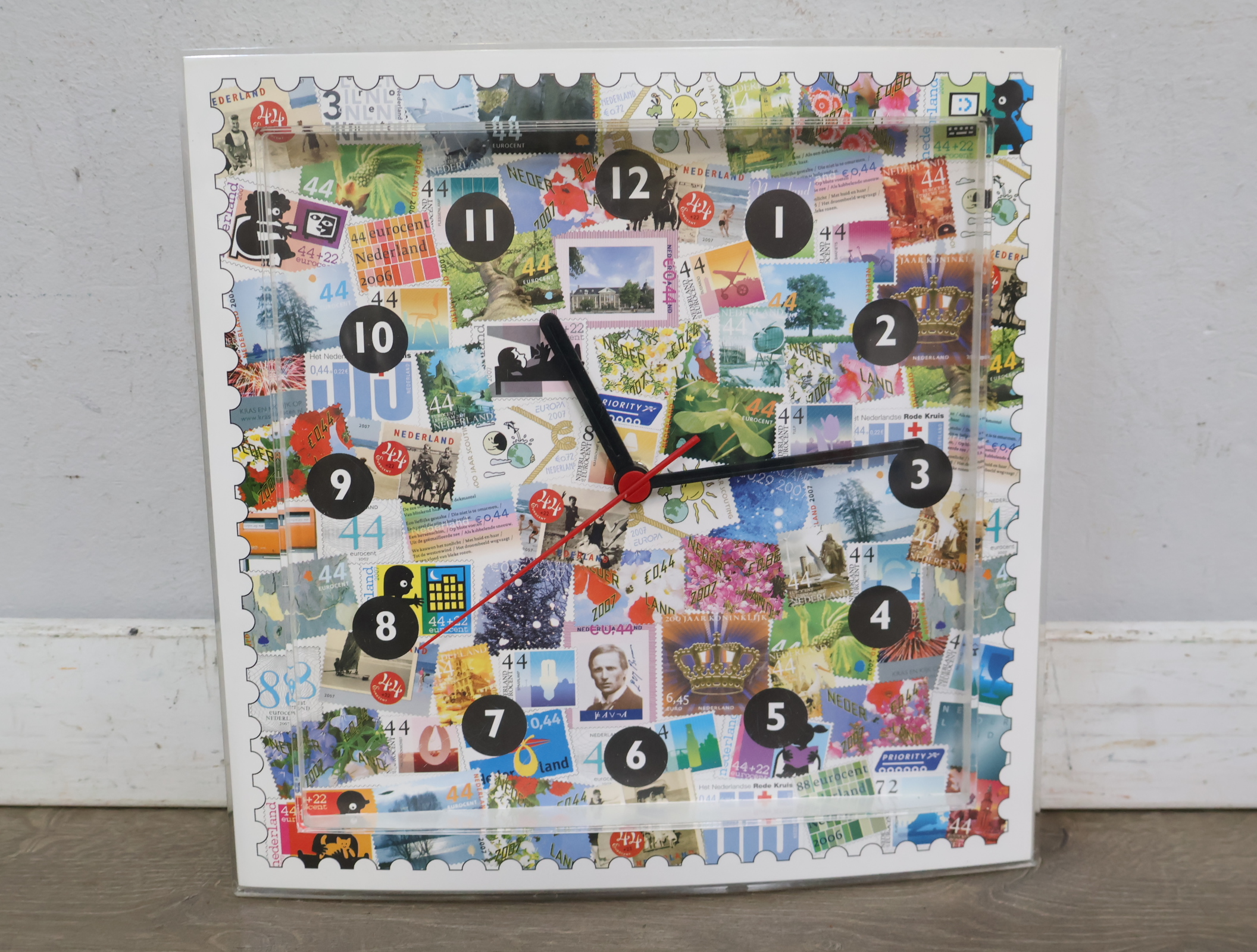 Wandklok met postzegelprint'' – foto 3 – kavel bij GSD Auctions, Zoeterwoude