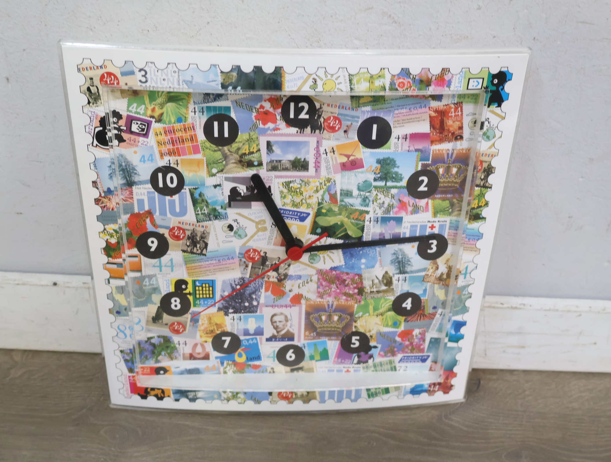 Wandklok met postzegelprint'' – foto 4 – kavel bij GSD Auctions, Zoeterwoude
