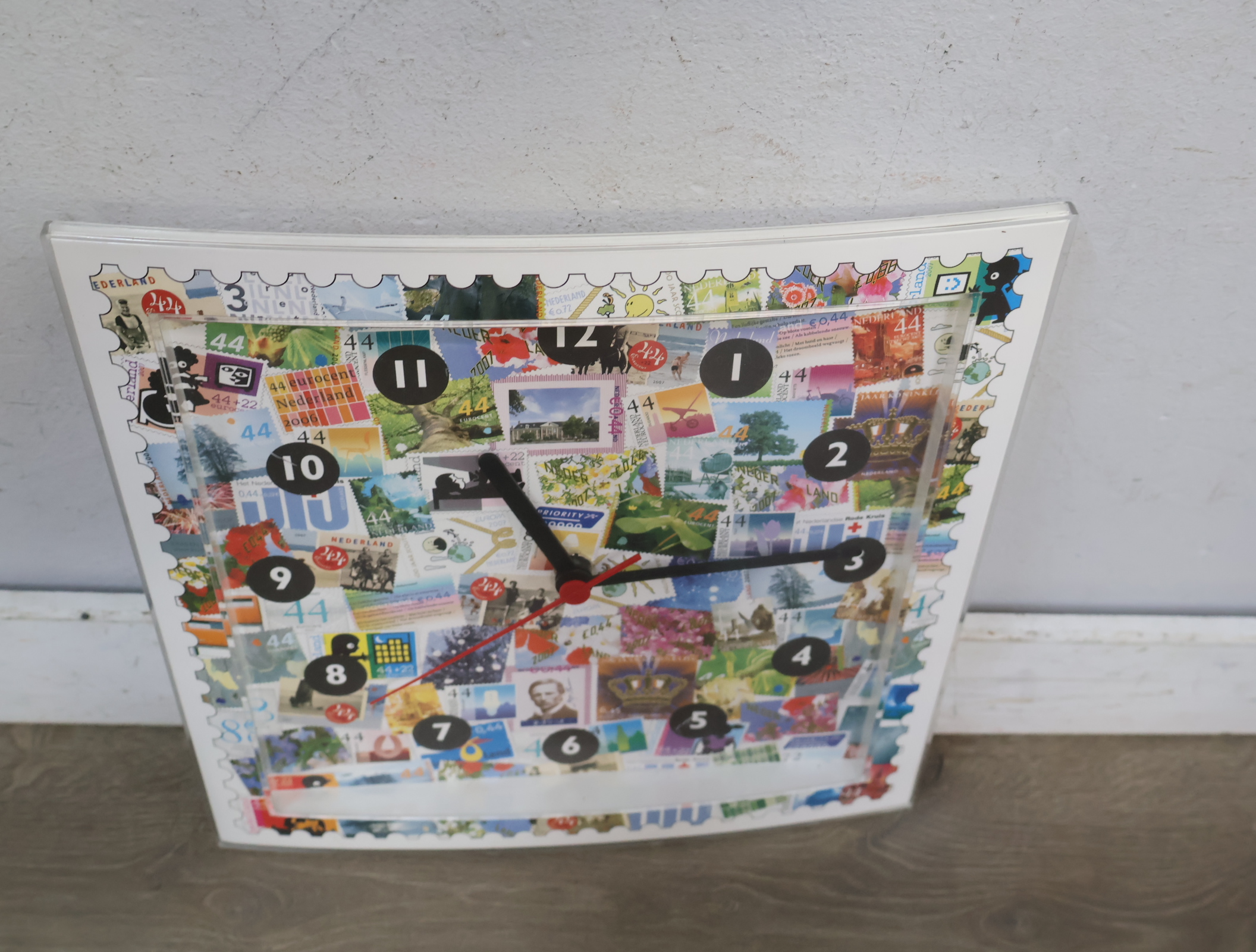 Wandklok met postzegelprint'' – foto 5 – kavel bij GSD Auctions, Zoeterwoude