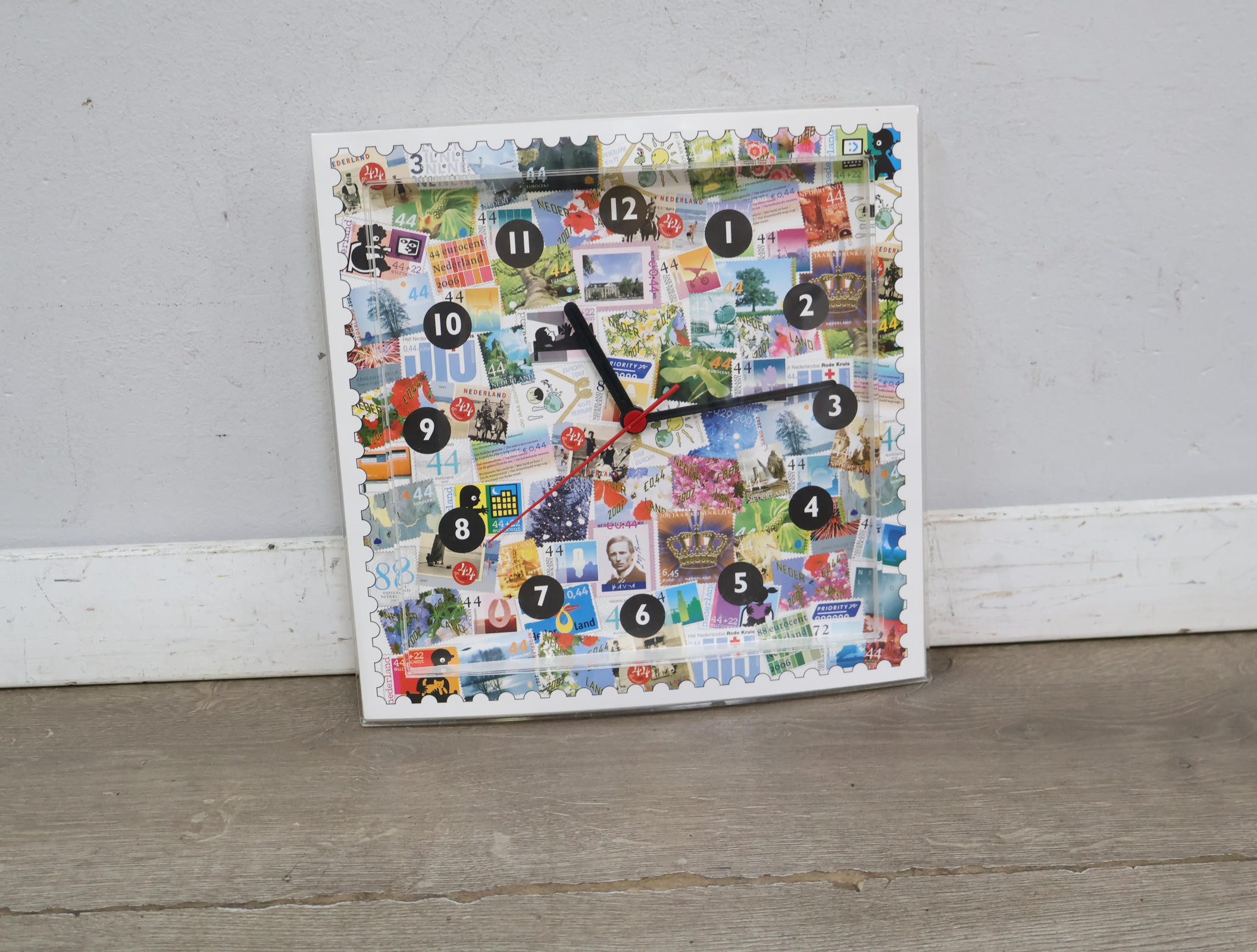 Wandklok met postzegelprint'' – foto 6 – kavel bij GSD Auctions, Zoeterwoude