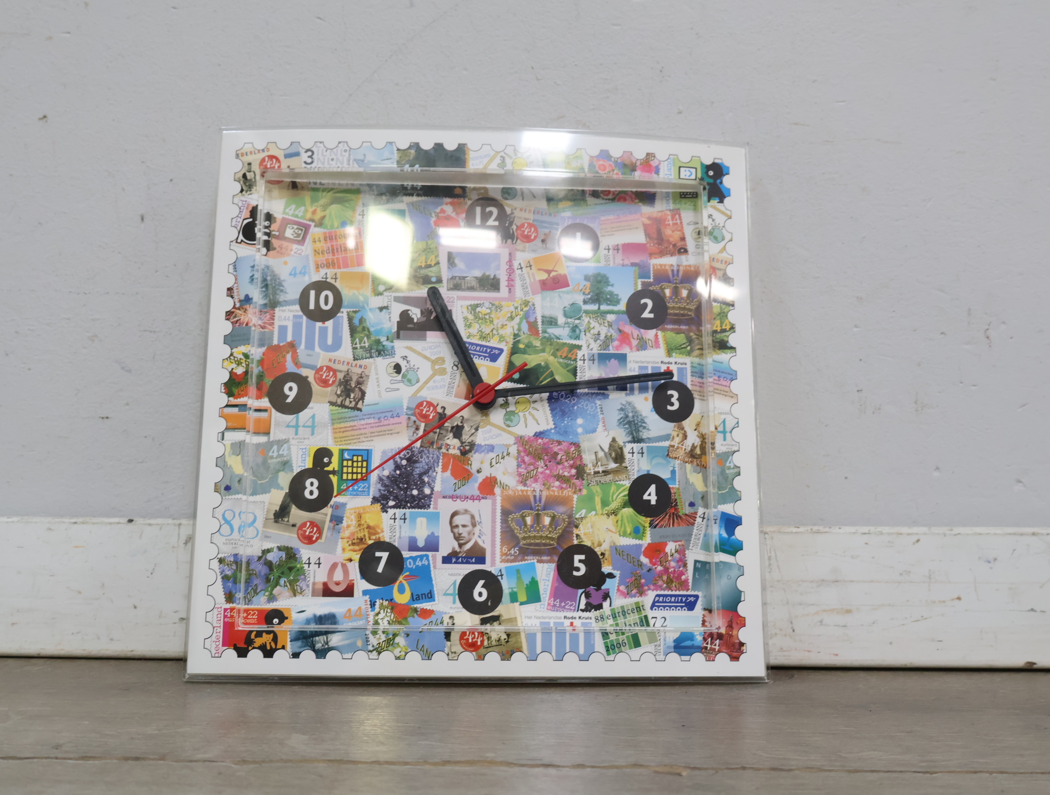 Wandklok met postzegelprint'' – foto 7 – kavel bij GSD Auctions, Zoeterwoude