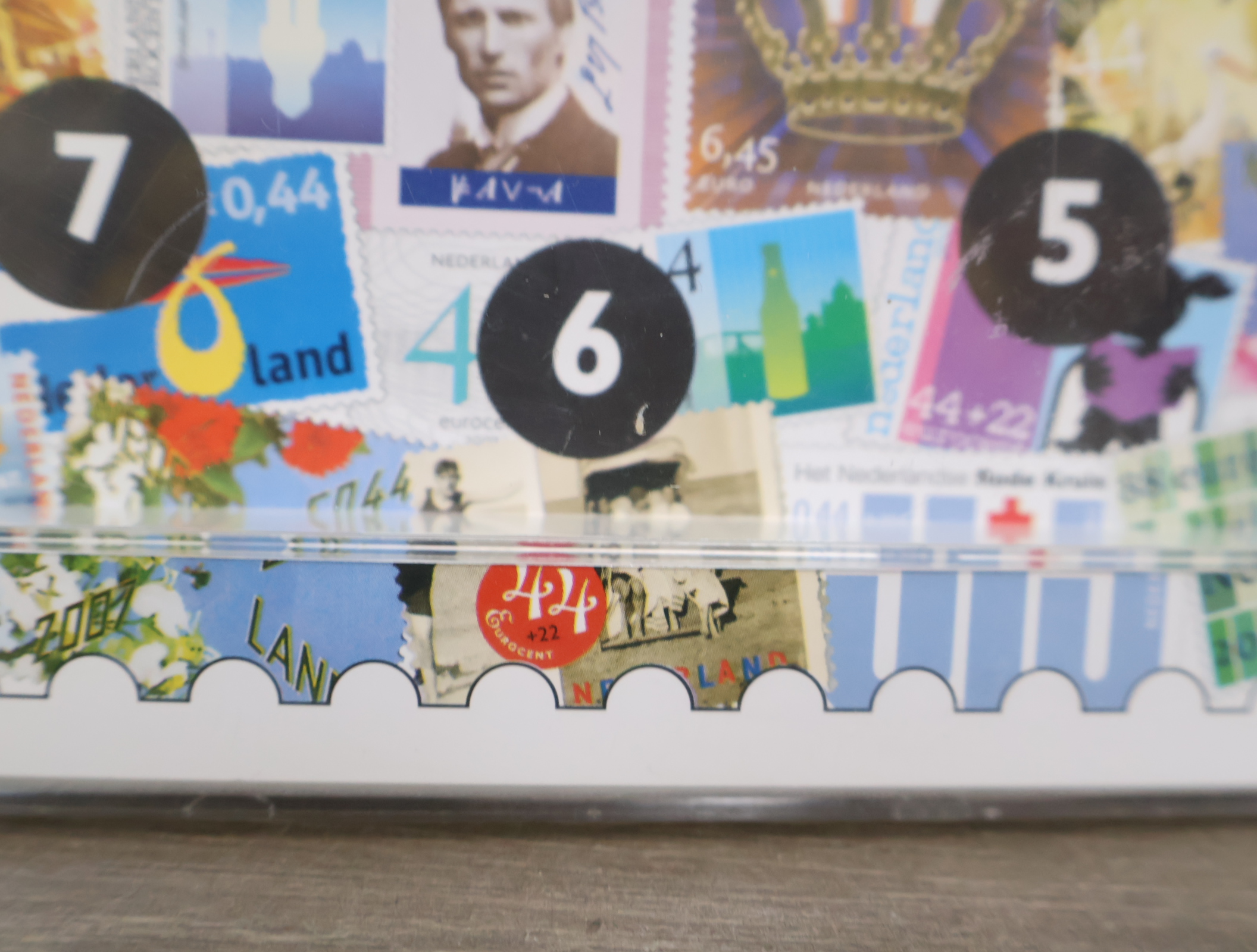 Wandklok met postzegelprint'' – foto 9 – kavel bij GSD Auctions, Zoeterwoude