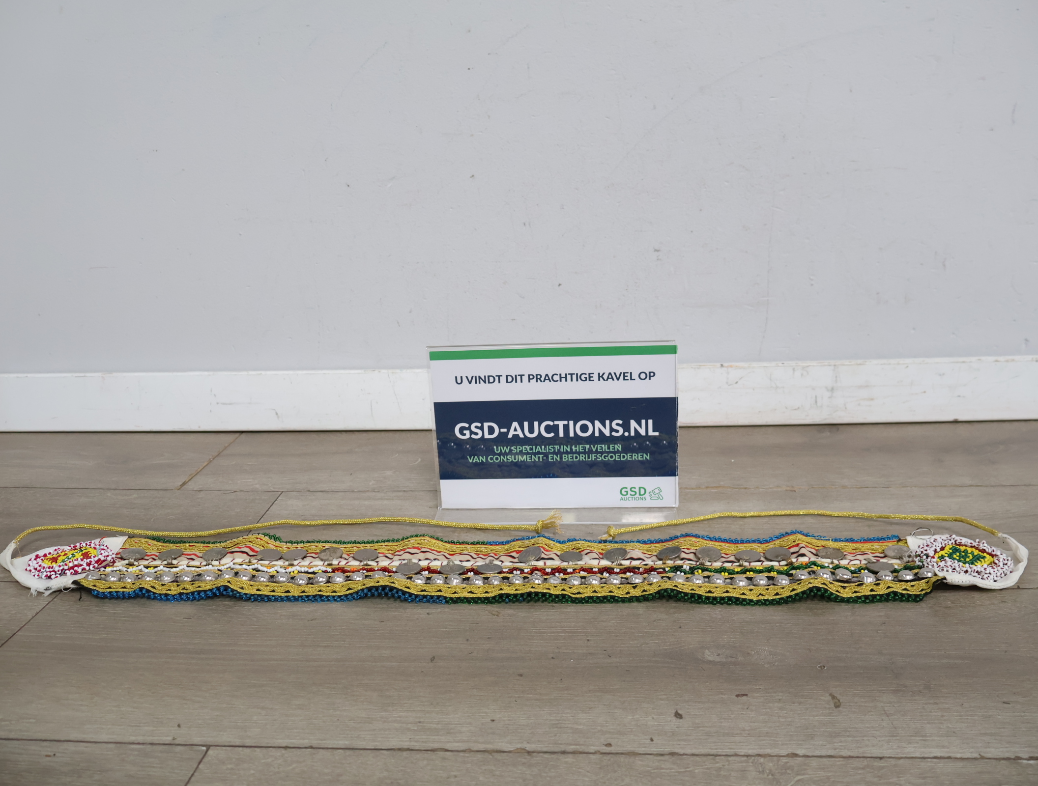 Traditionele kleurrijke decoratieve band'' – foto 2 – kavel bij GSD Auctions, Zoeterwoude