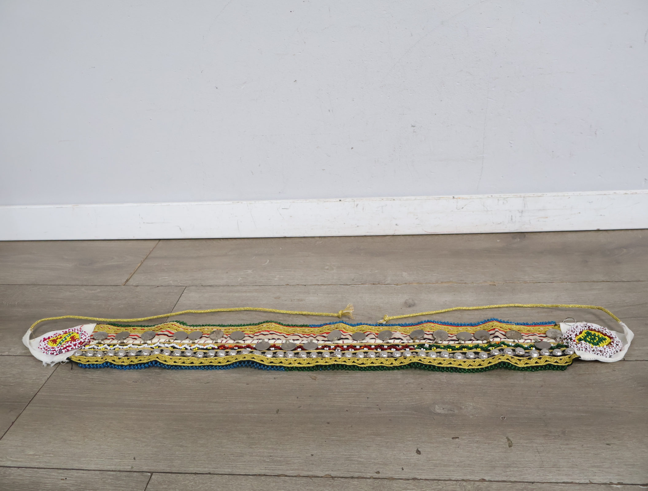 Traditionele kleurrijke decoratieve band'' – foto 4 – kavel bij GSD Auctions, Zoeterwoude