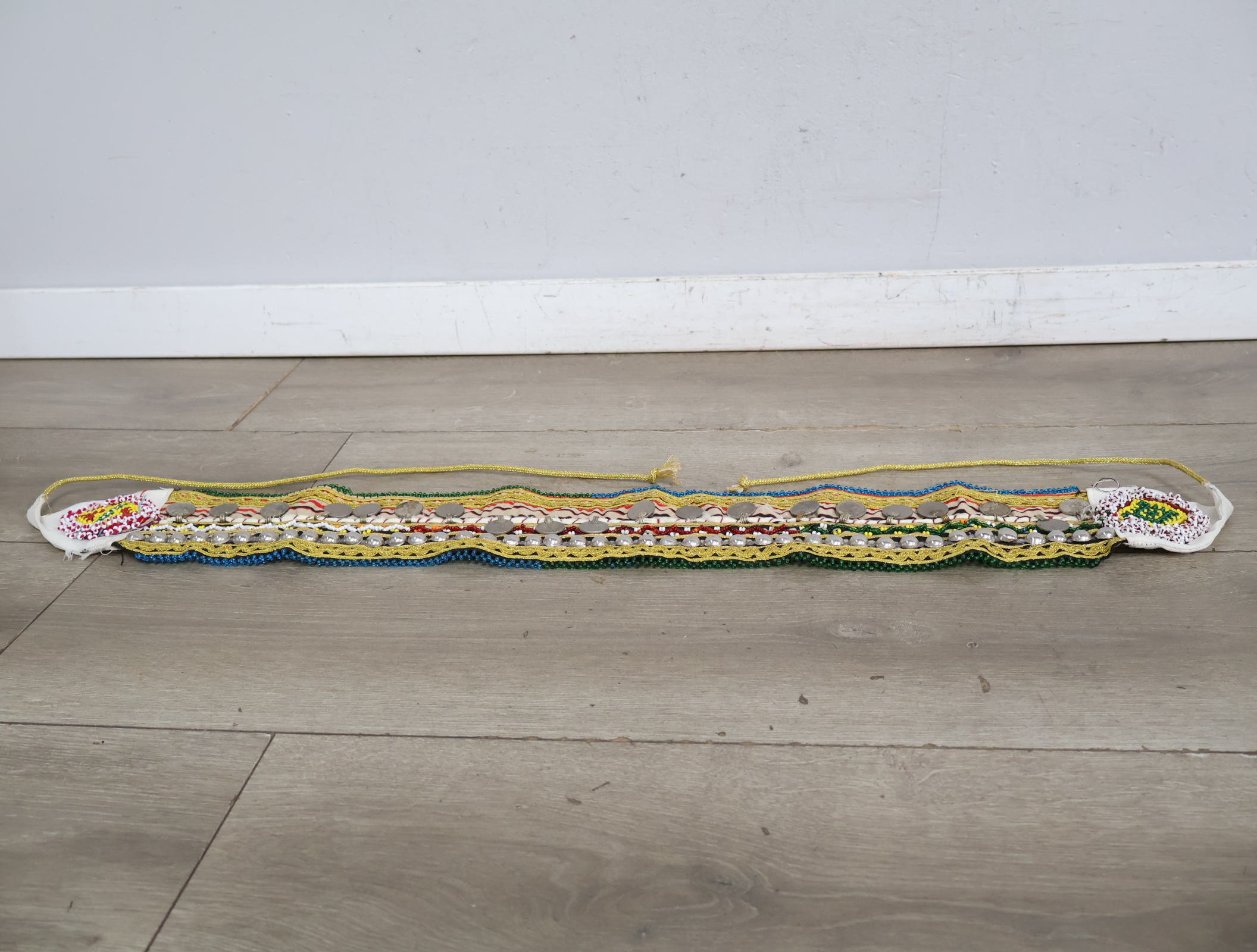 Traditionele kleurrijke decoratieve band'' – foto 5 – kavel bij GSD Auctions, Zoeterwoude